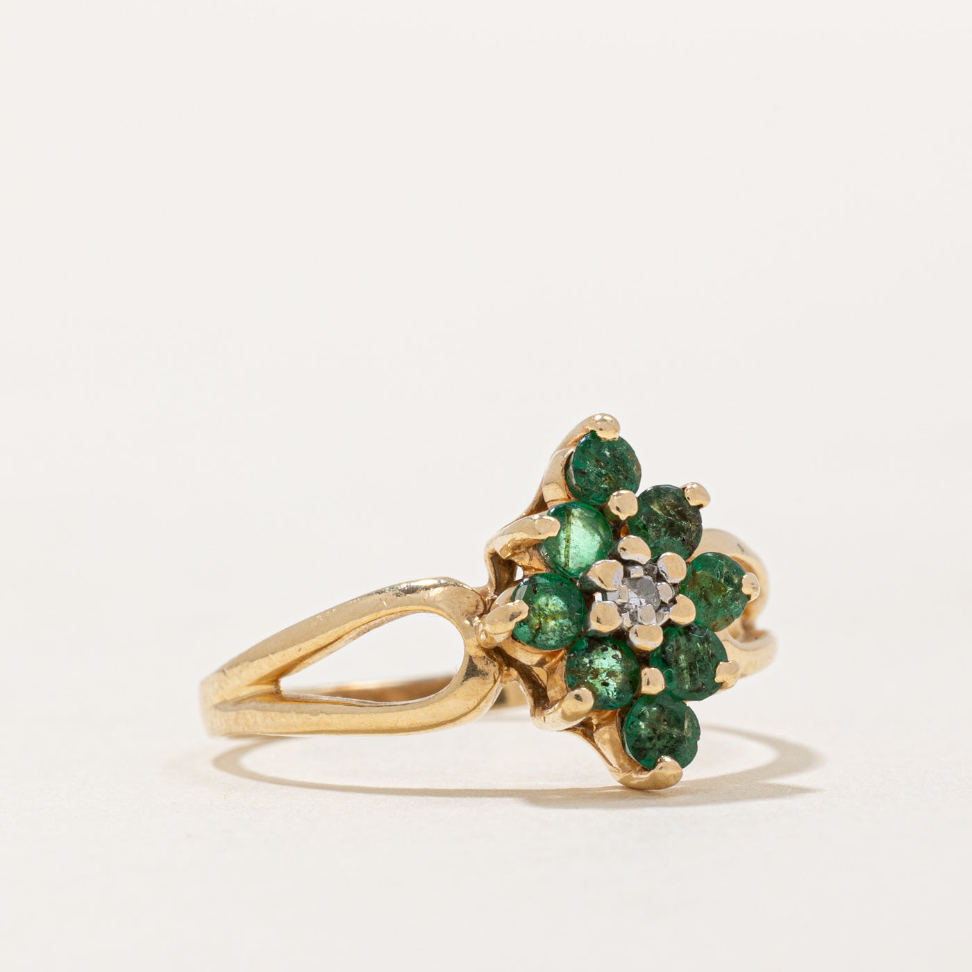 Bague sertie d'émeraudes et de diamants | 0,32 ct au total, 0,01 ct | Taille 6,25 |
