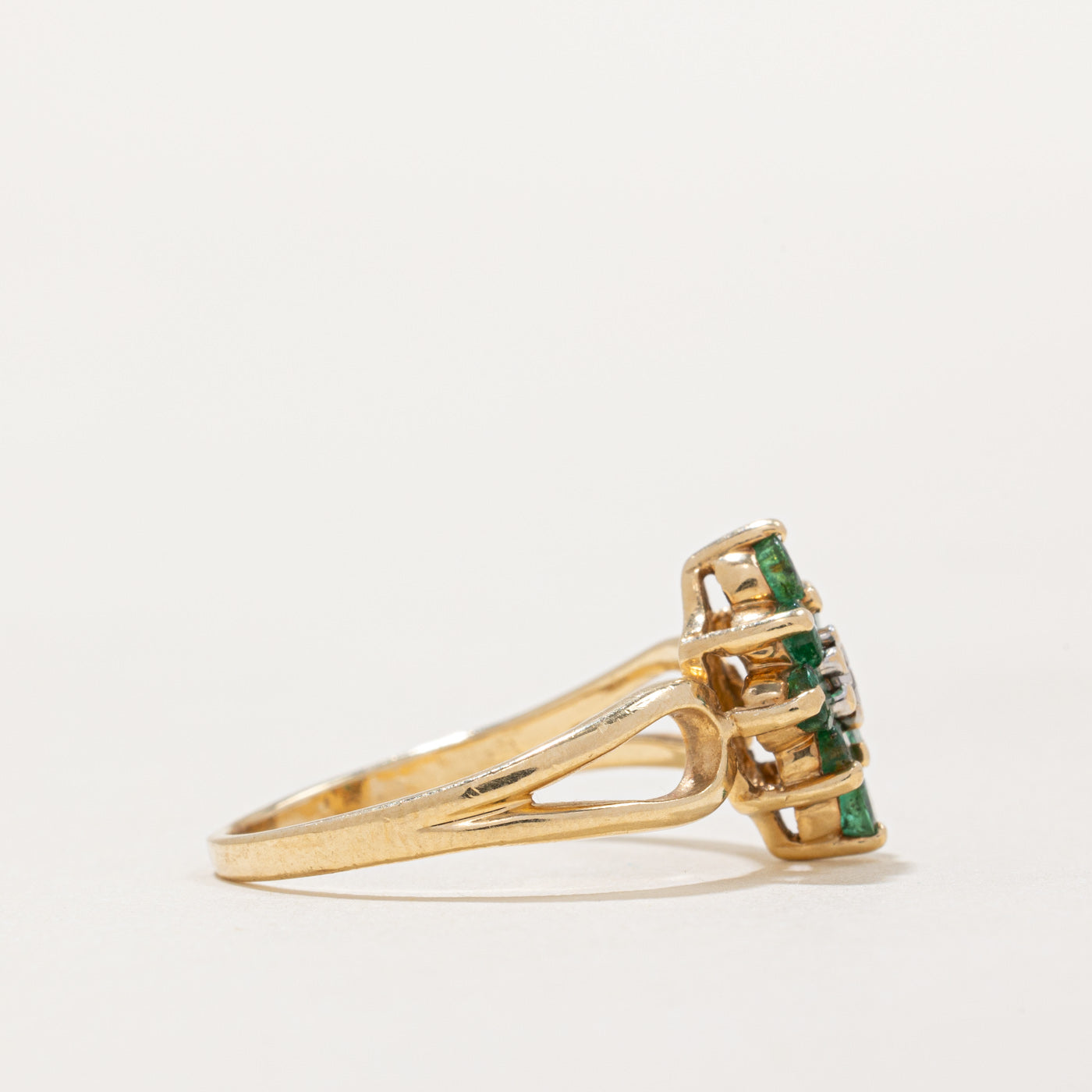Bague sertie d'émeraudes et de diamants | 0,32 ct au total, 0,01 ct | Taille 6,25 |