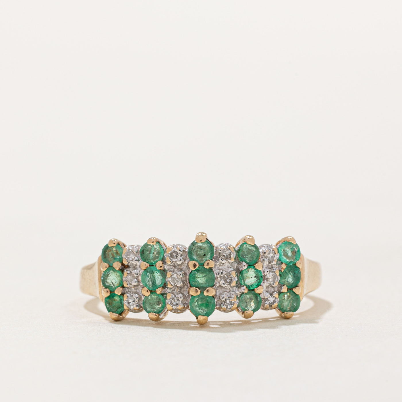 Bague multi-rangs d'émeraudes et de diamants | 0,30 ct, 0,06 ct | Taille 9,75 |