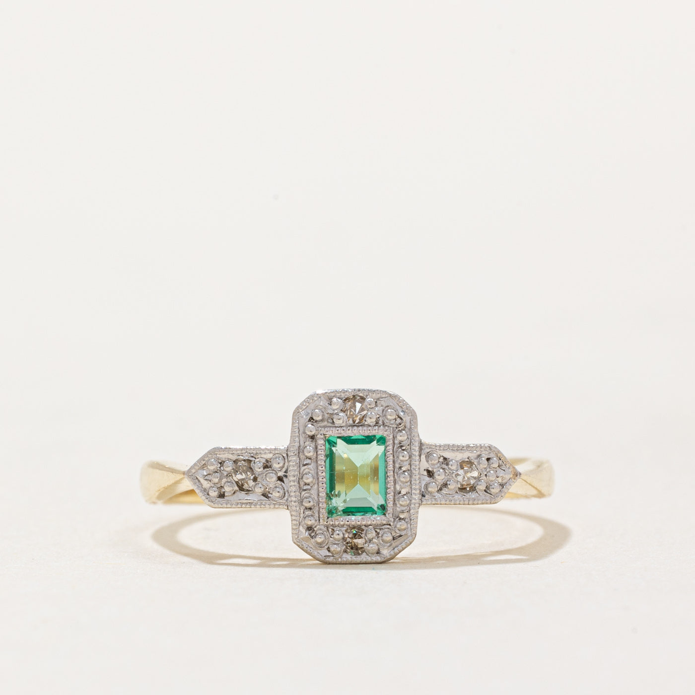 Bague halo émeraude vert herbe et diamants | 0,08 ct, 0,04 ct au total | Taille 4,75 |
