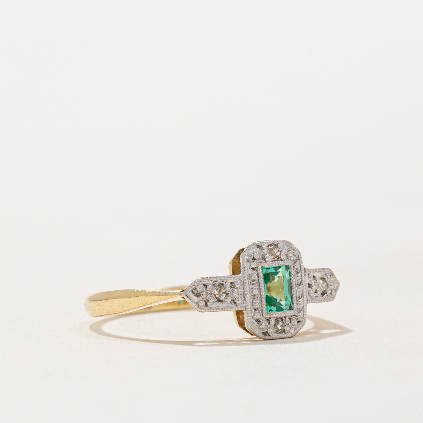Bague halo émeraude vert herbe et diamants | 0,08 ct, 0,04 ct au total | Taille 4,75 |