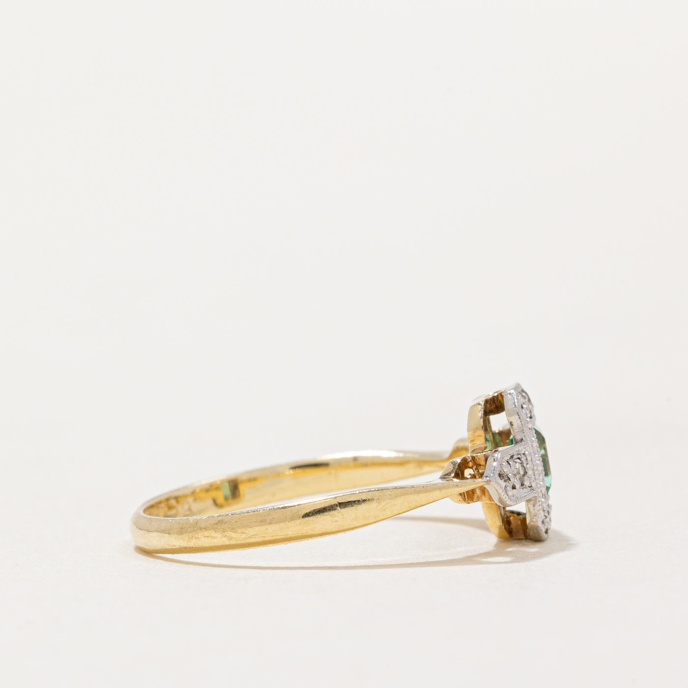 Bague halo émeraude vert herbe et diamants | 0,08 ct, 0,04 ct au total | Taille 4,75 |
