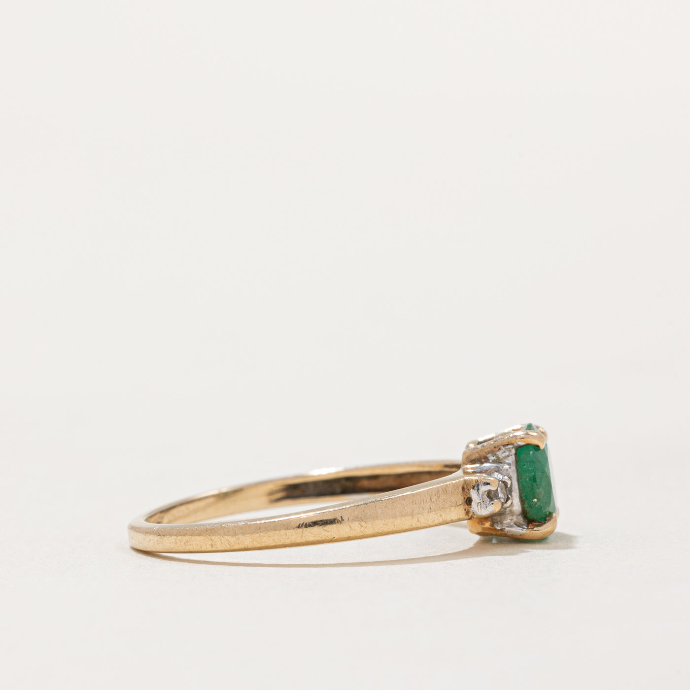 Round Cut Emerald & Diamond Ring | 0.60ct, 0.03ctw | SZ 7 |