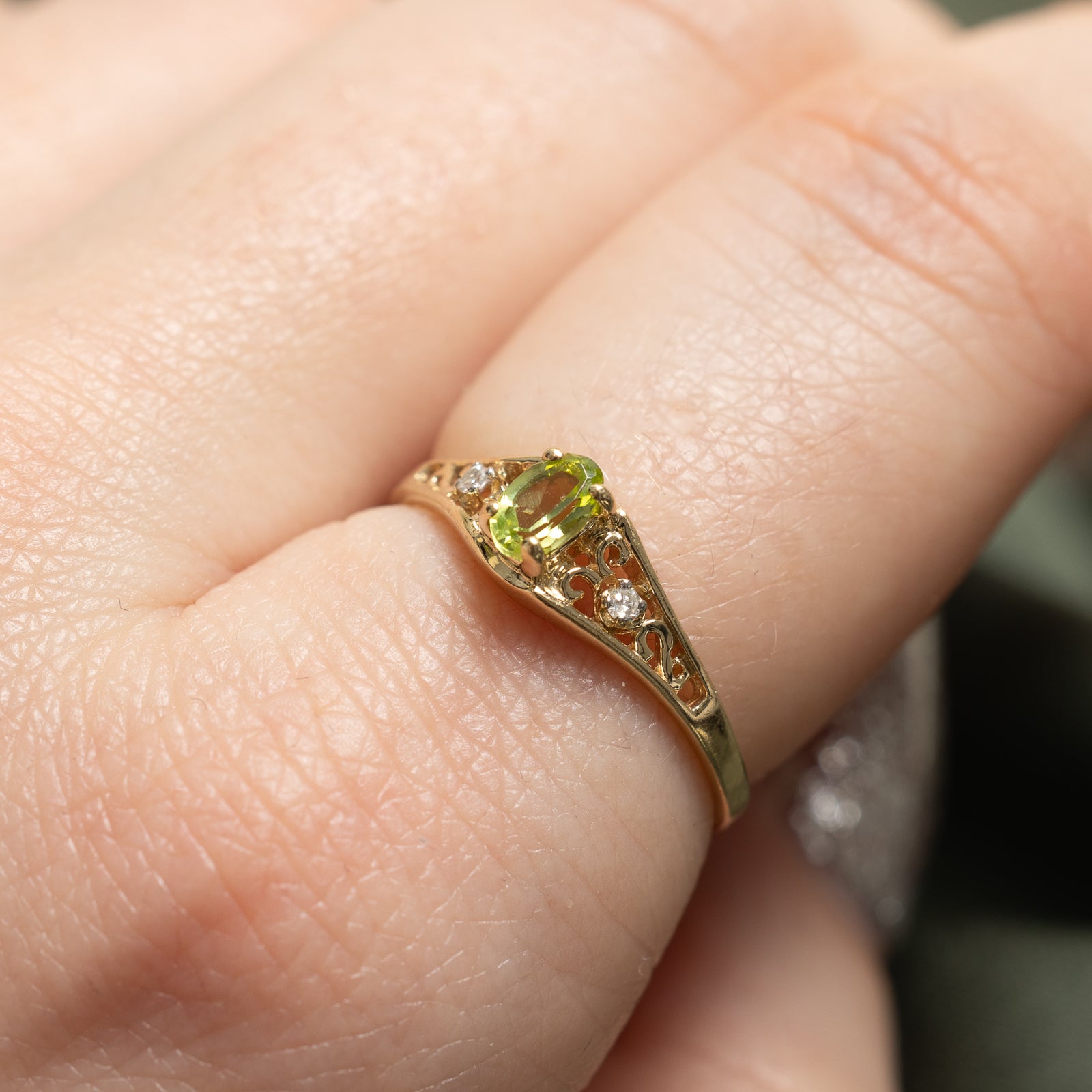 Peridot & Diamond Tapered Ring | 0.25ct, 0.02ctw | SZ 7 |
