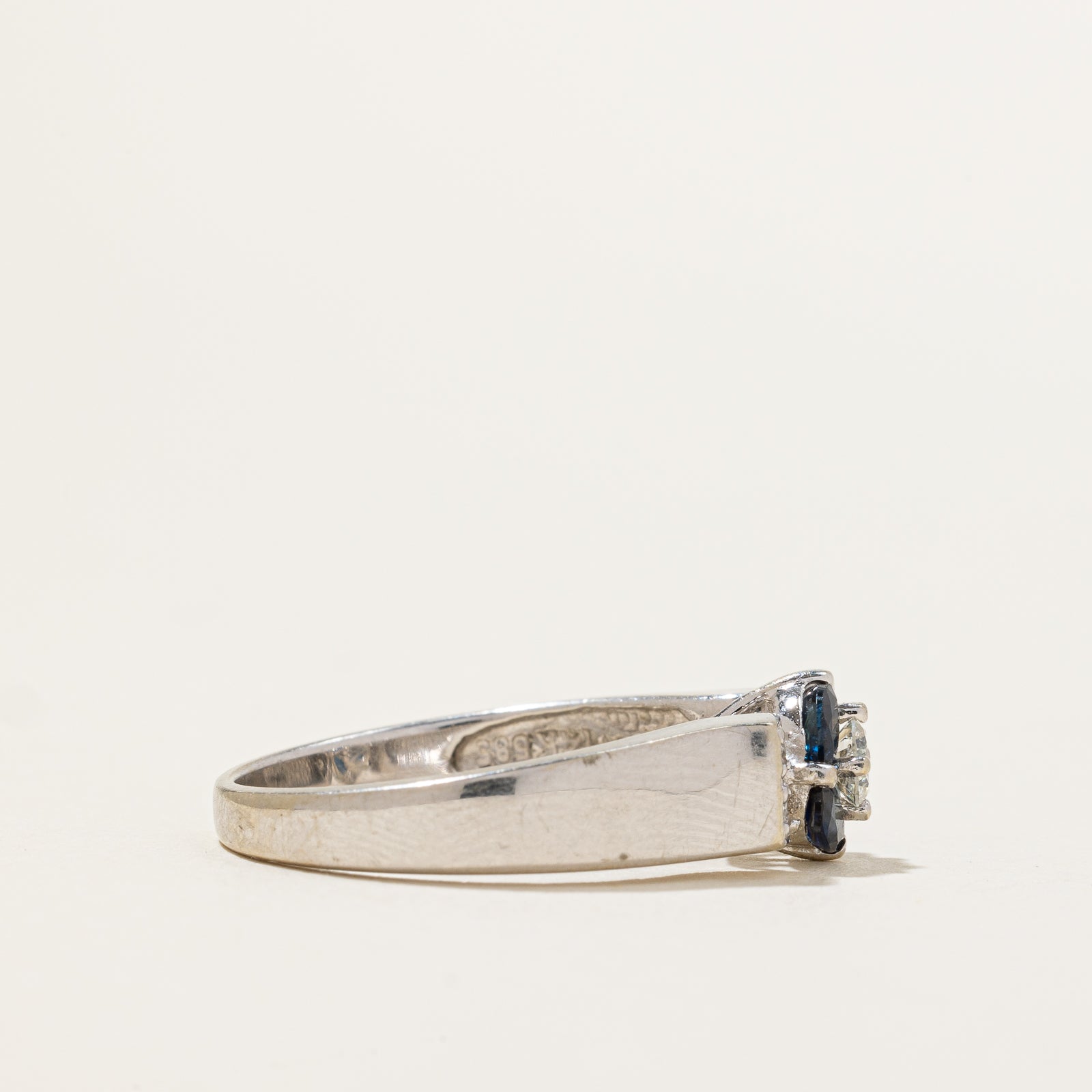 Bague saphir et diamants | 0,24 ct, 0,18 ct | Taille 6,5 |