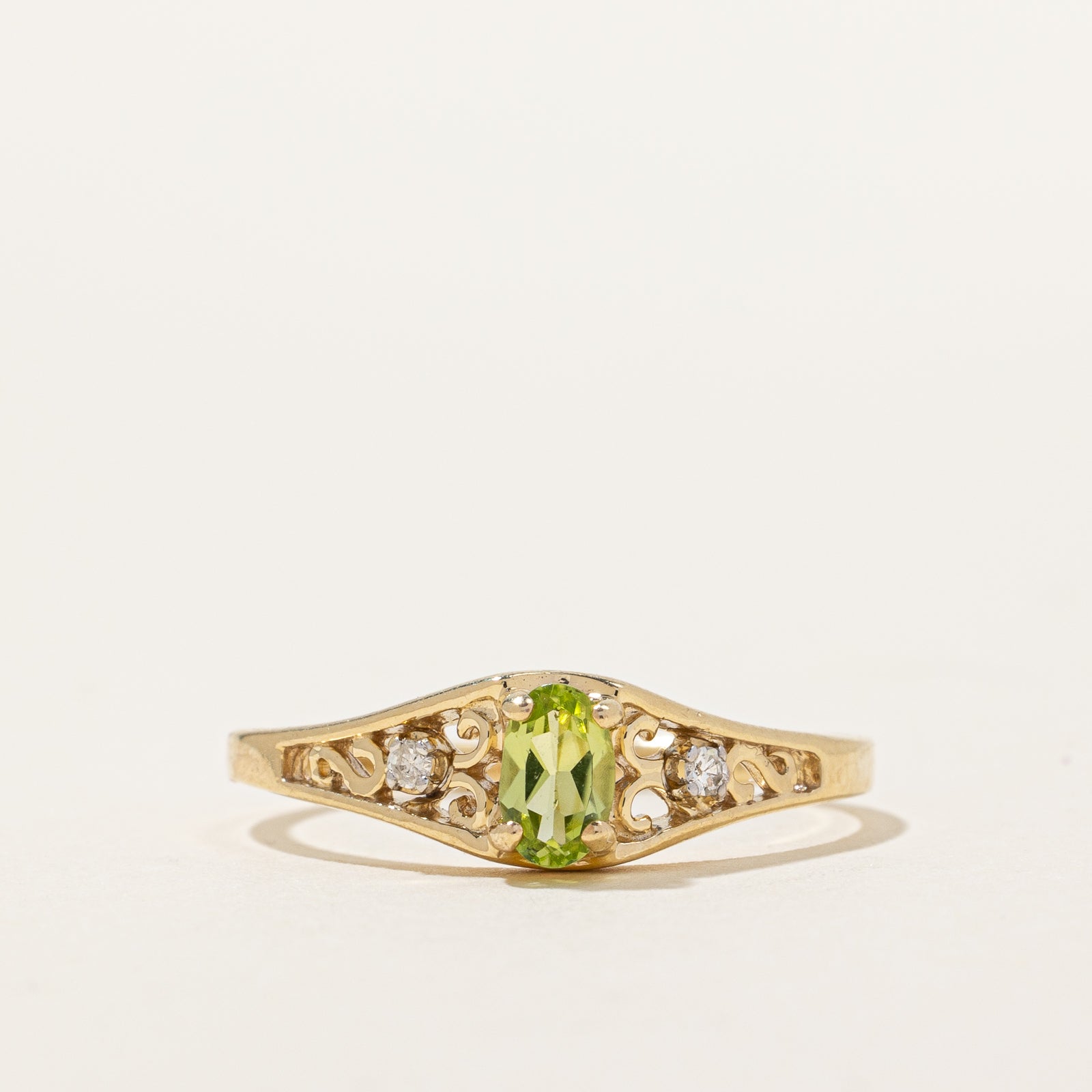 Peridot & Diamond Tapered Ring | 0.25ct, 0.02ctw | SZ 7 |