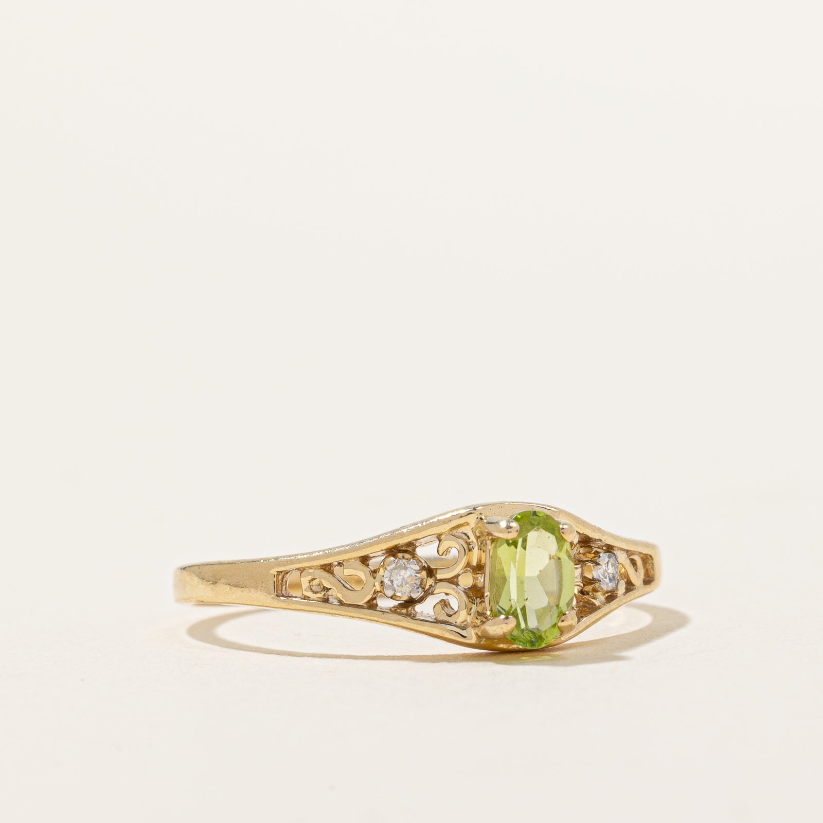 Peridot & Diamond Tapered Ring | 0.25ct, 0.02ctw | SZ 7 |