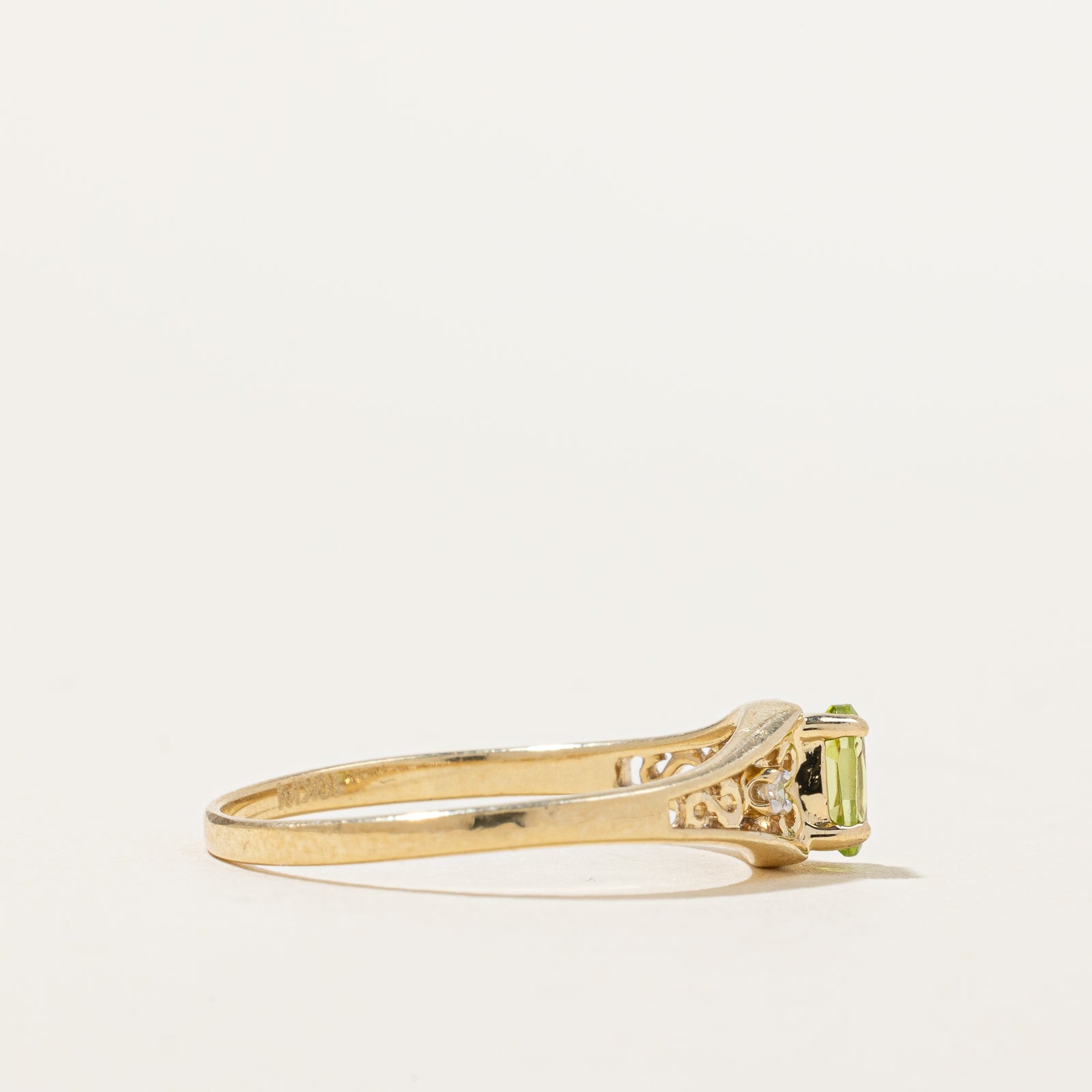 Peridot & Diamond Tapered Ring | 0.25ct, 0.02ctw | SZ 7 |