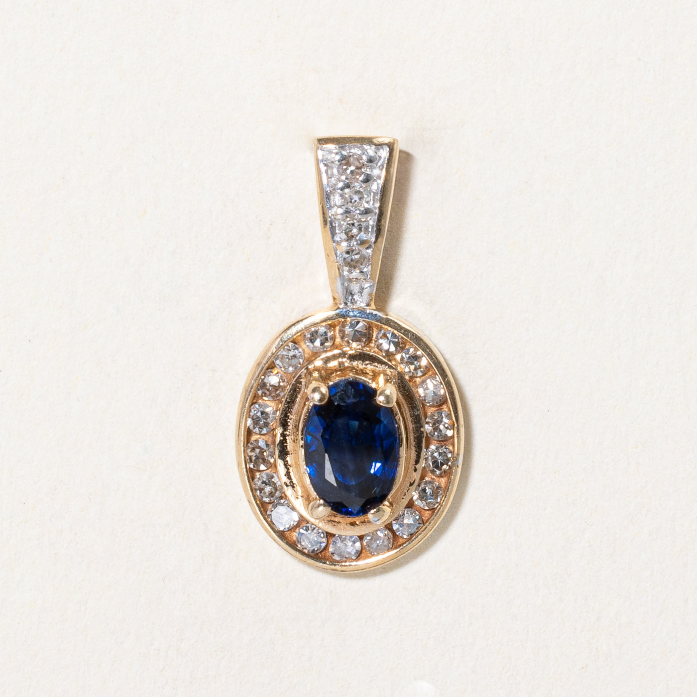 Pendentif halo saphir taille ovale et diamants | 0,45 ct, 0,21 ct au total |