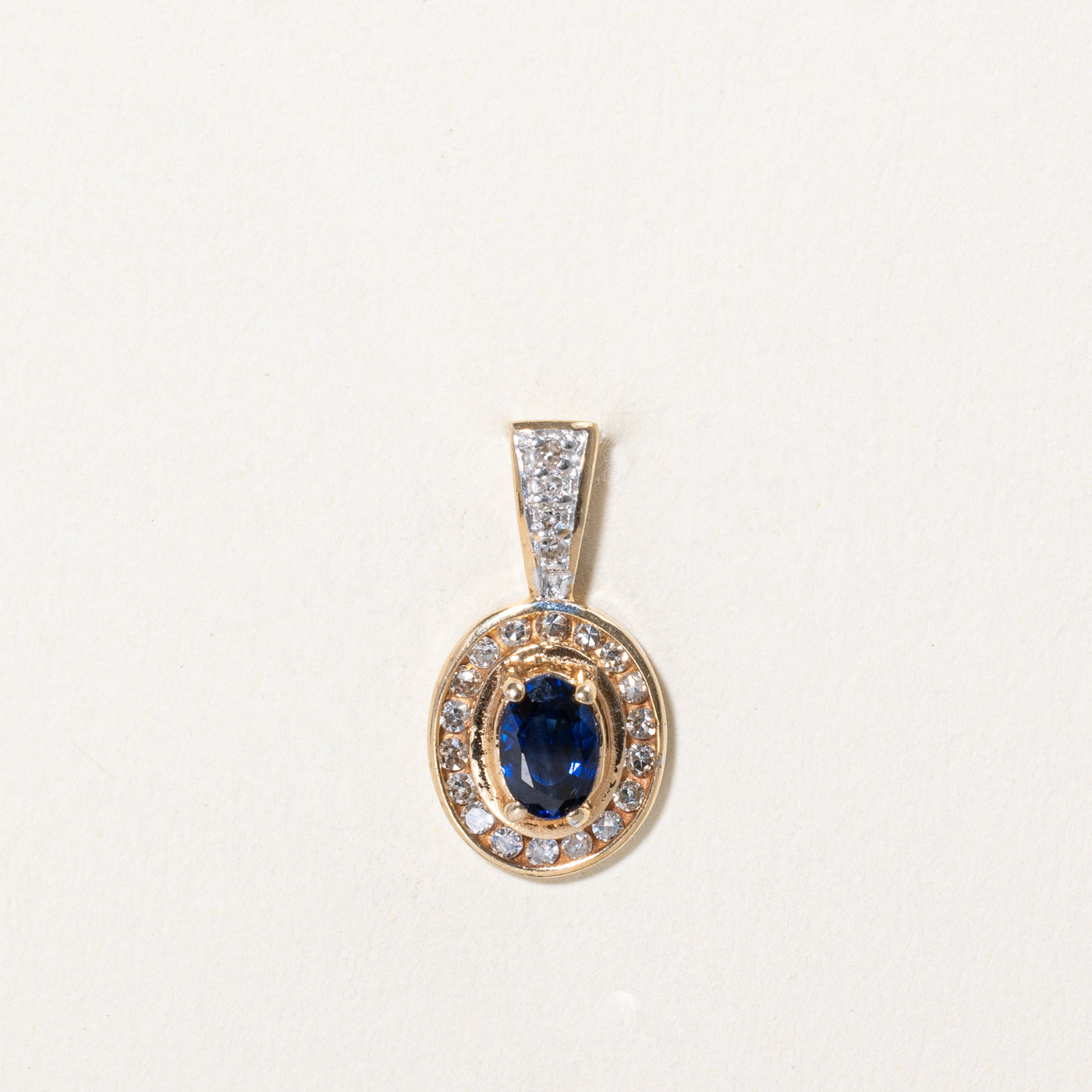 Pendentif halo saphir taille ovale et diamants | 0,45 ct, 0,21 ct au total |