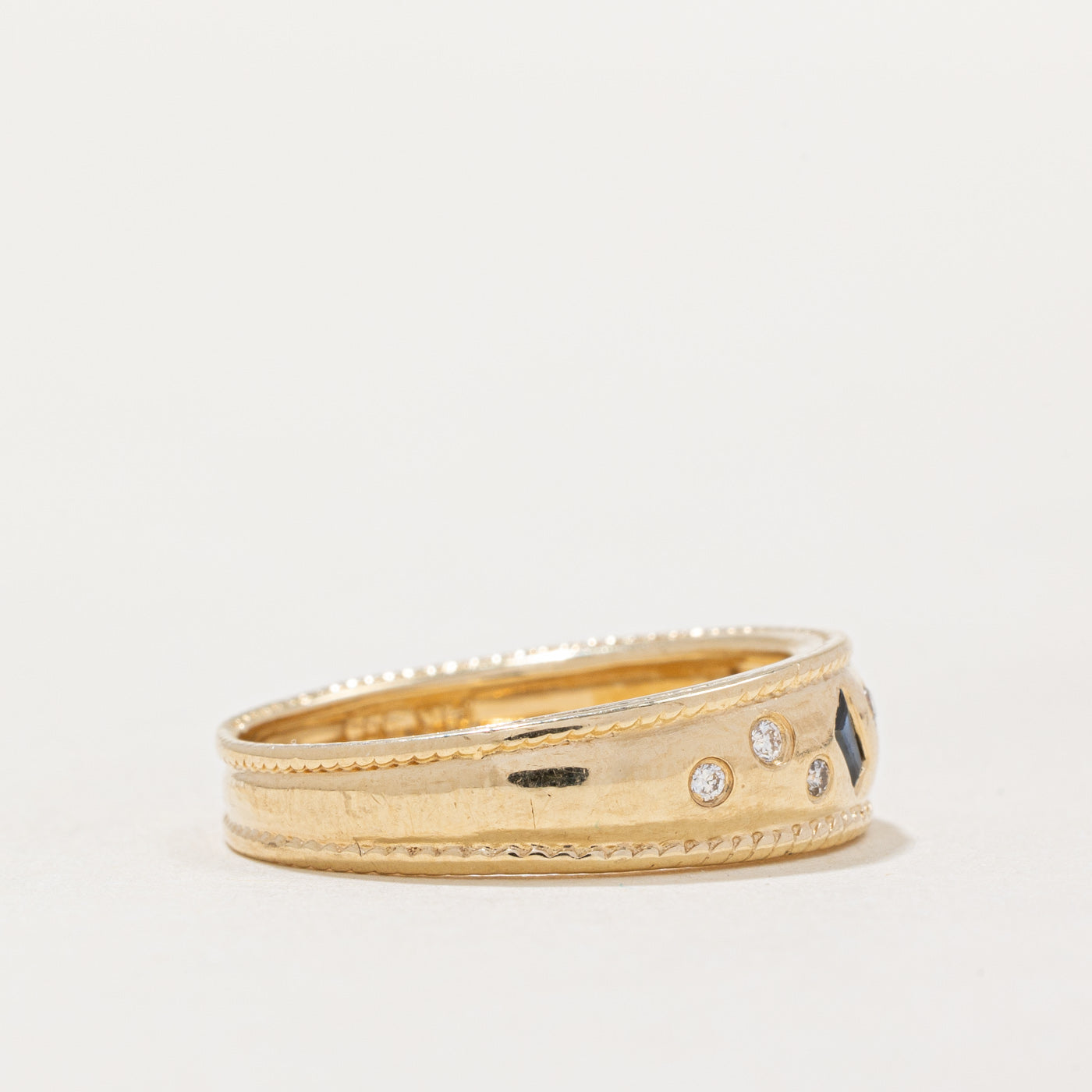 Bague sertie de saphirs taille multiple et de diamants | 0,15 ct, 0,04 ct | Taille 6,25 |