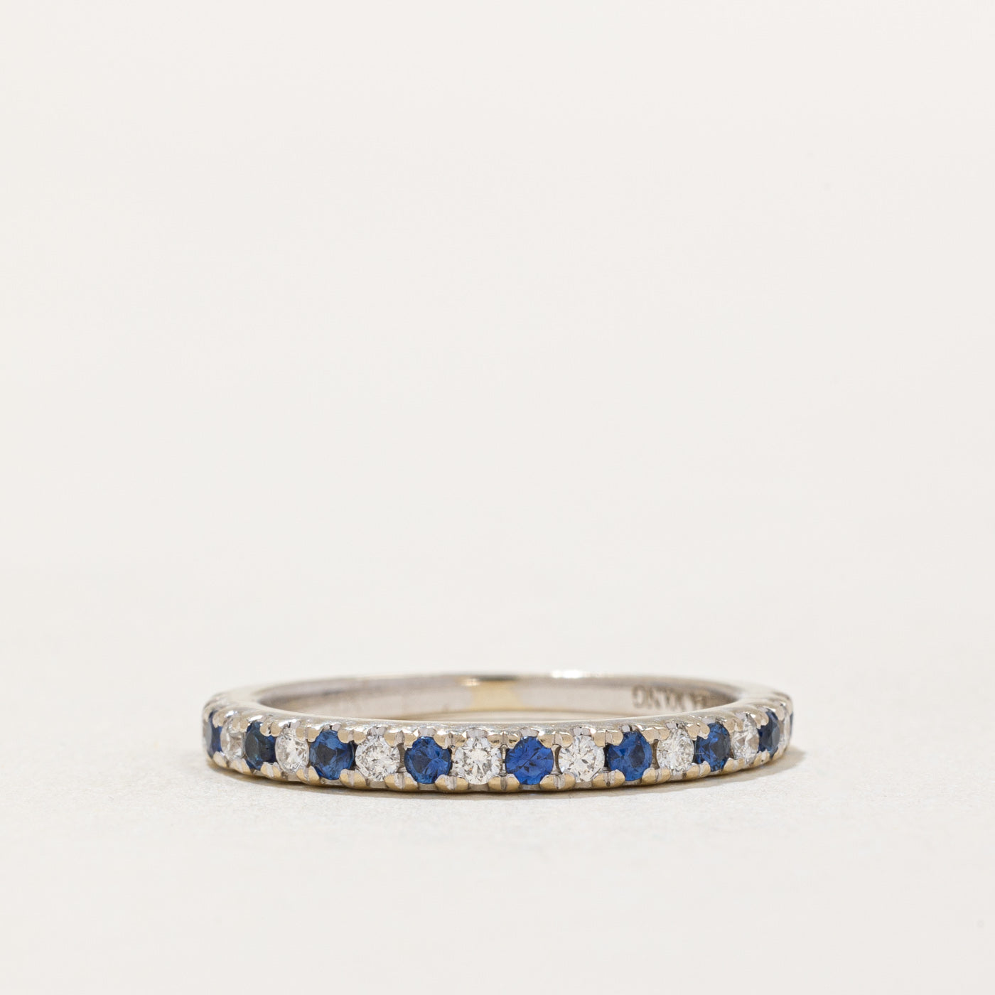 Bague demi-alliance en saphir et diamants « Vera Wang » | 0,20 ct, 0,16 ct | Taille 5,75 |