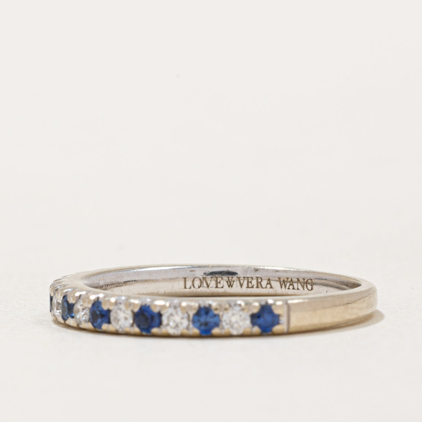 Bague demi-alliance en saphir et diamants « Vera Wang » | 0,20 ct, 0,16 ct | Taille 5,75 |