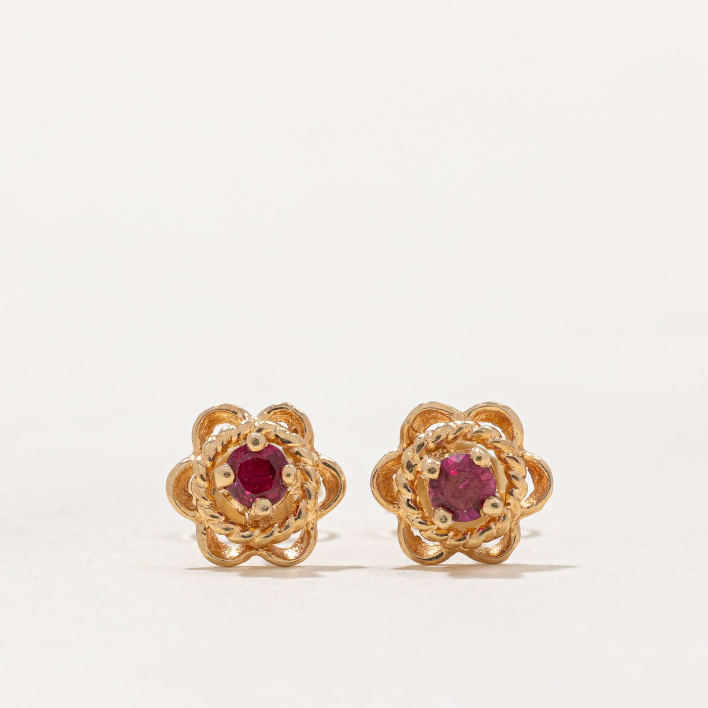 Boucles d'oreilles puces en forme de fleur de rubis | 0,17 ct |