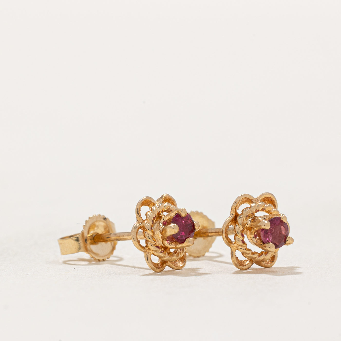 Boucles d'oreilles puces en forme de fleur de rubis | 0,17 ct |