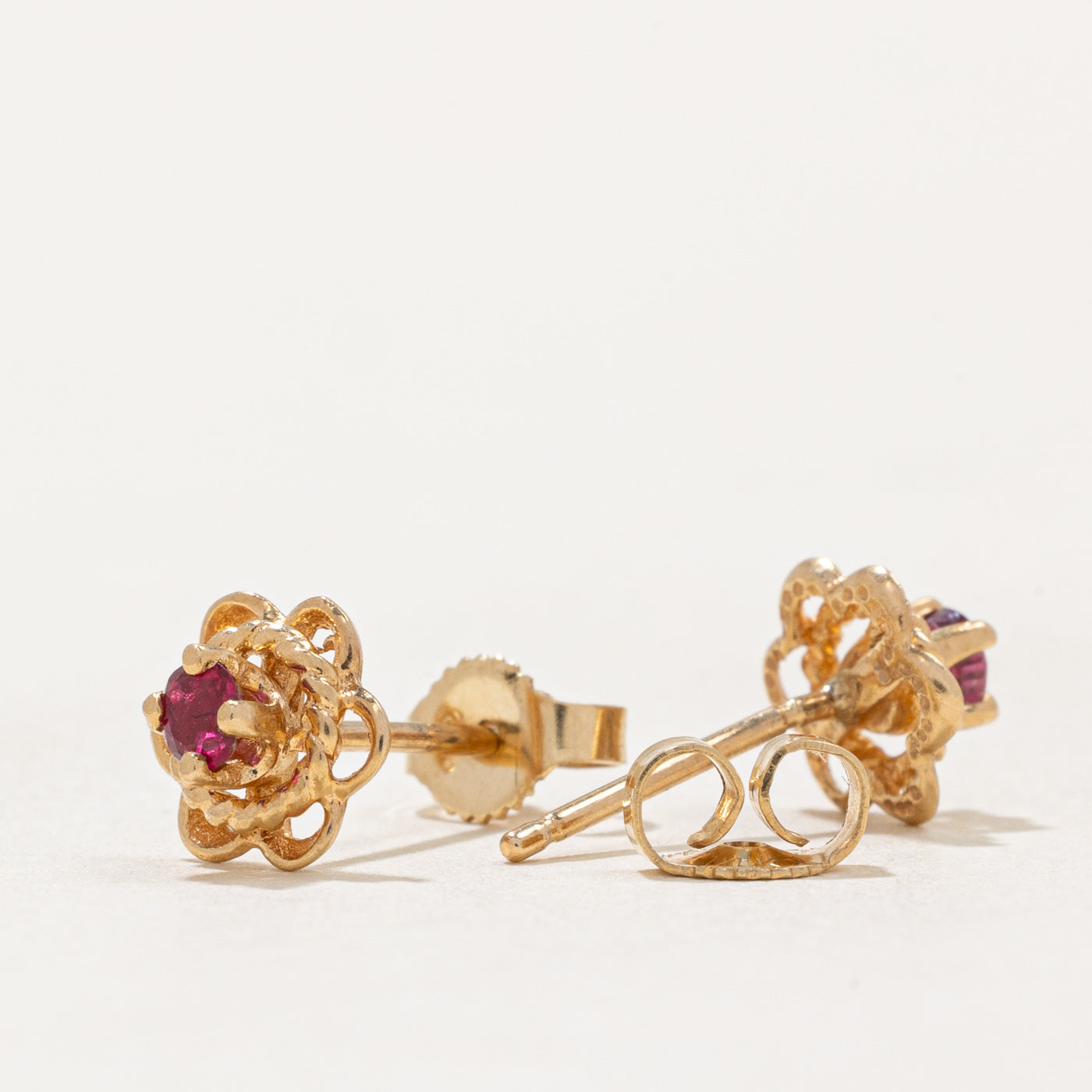 Boucles d'oreilles puces en forme de fleur de rubis | 0,17 ct |
