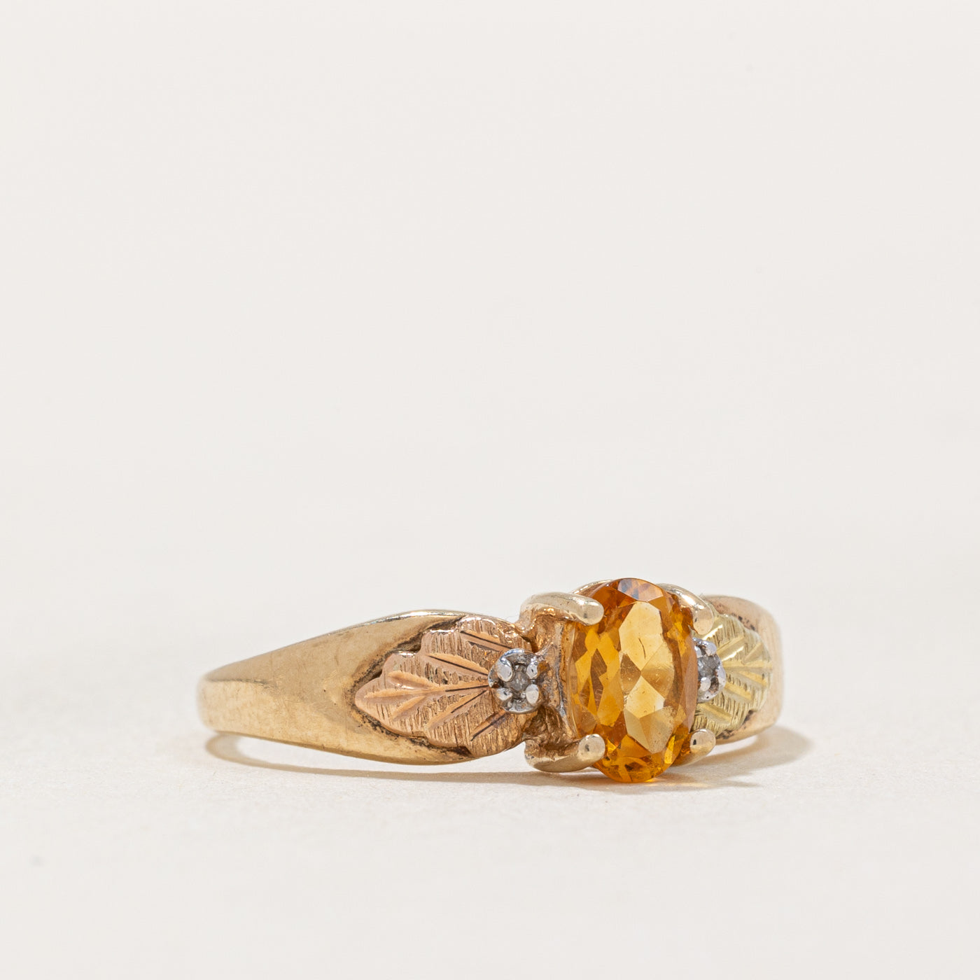 Bague en or 10 carats avec citrine et diamants | 0,36 ct, 0,01 ct au total | Taille 5 |
