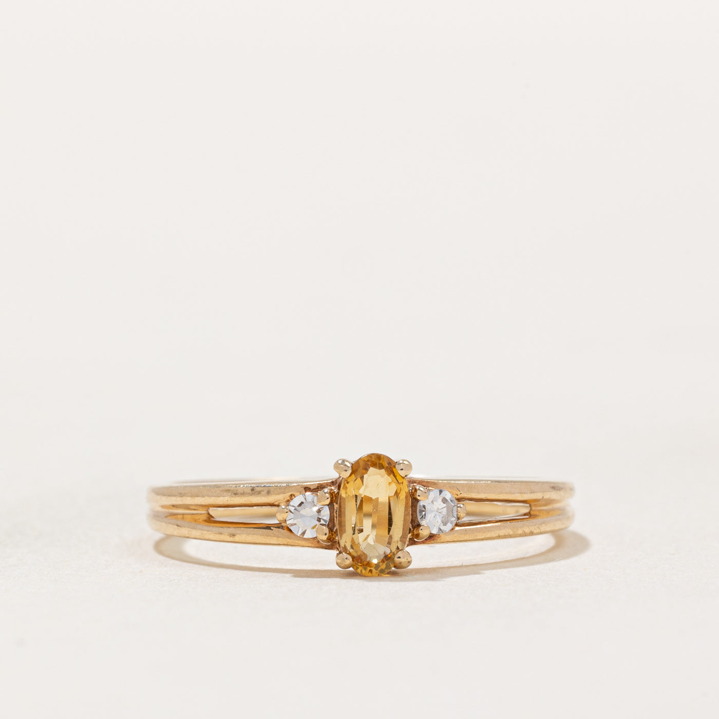 Bague en citrine et diamants | 0,18 ct, 0,05 ct au total | Taille 6,5 |