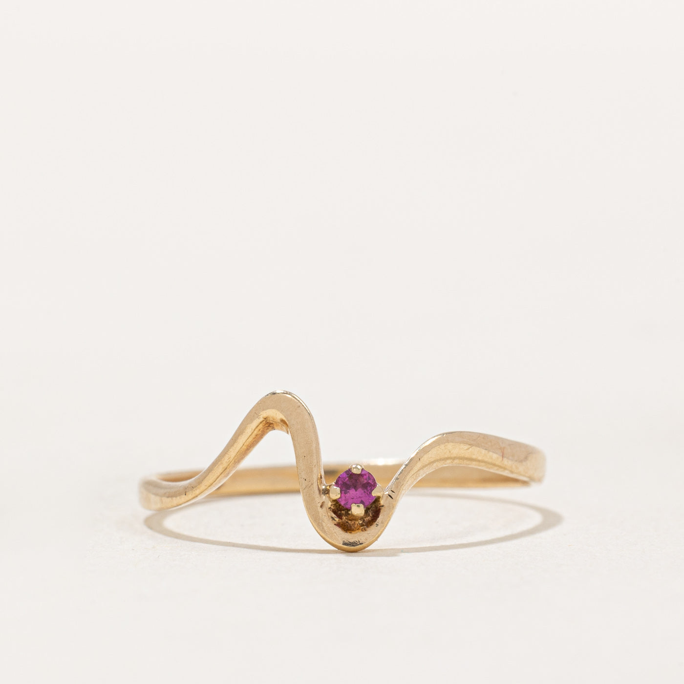 Bague en rubis synthétique à motif vague | 0,03 ct | Taille 7,25 |