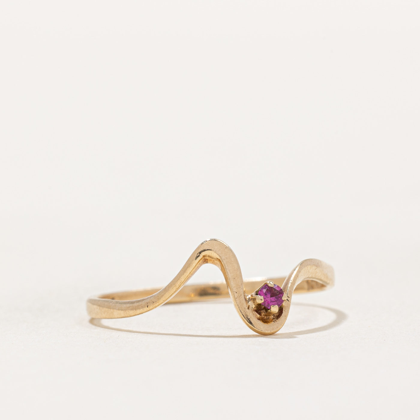 Bague en rubis synthétique à motif vague | 0,03 ct | Taille 7,25 |