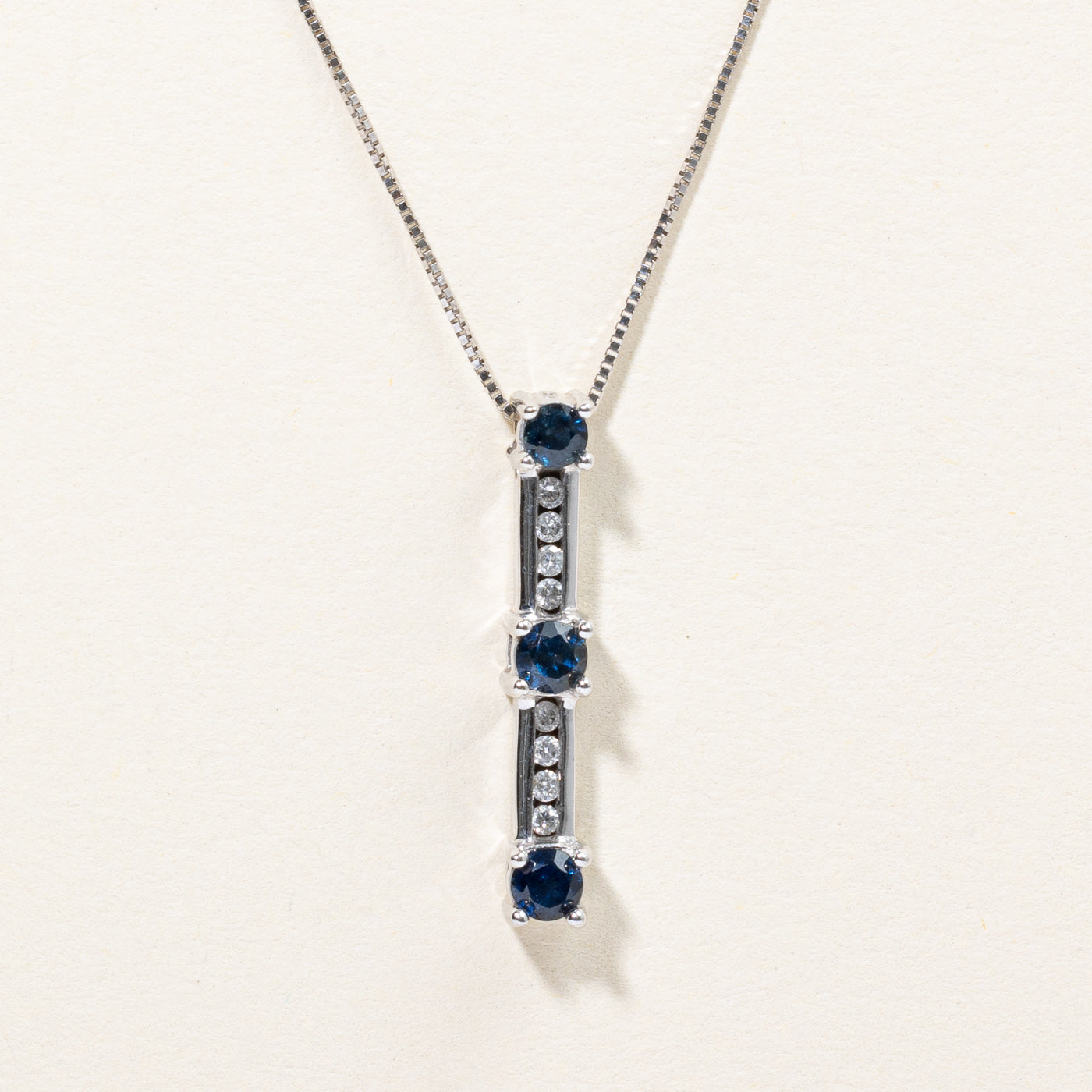 Pendentif et collier colonne en saphir et diamants | 0,50 ct, 0,08 ct | 45,7 cm |