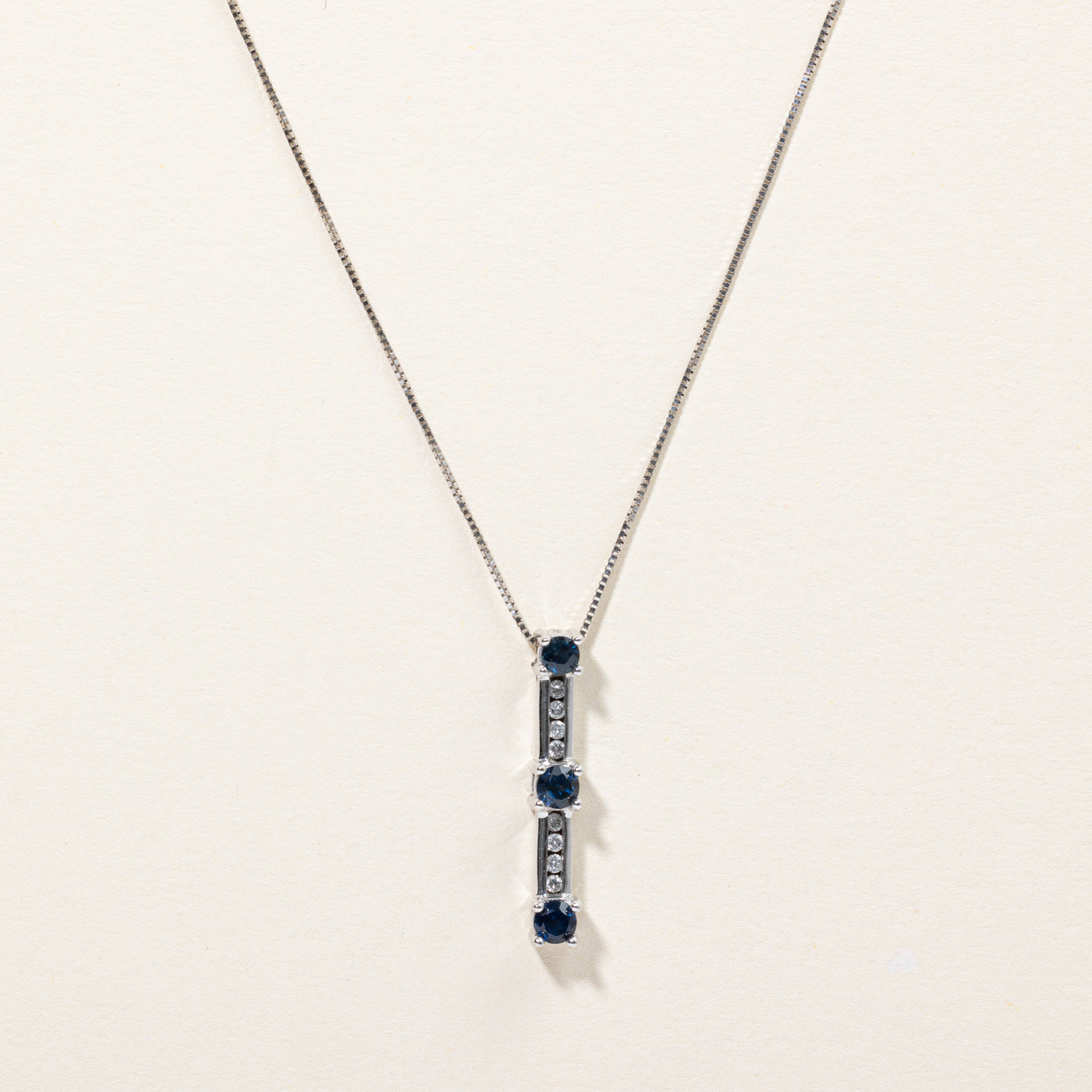 Pendentif et collier colonne en saphir et diamants | 0,50 ct, 0,08 ct | 45,7 cm |