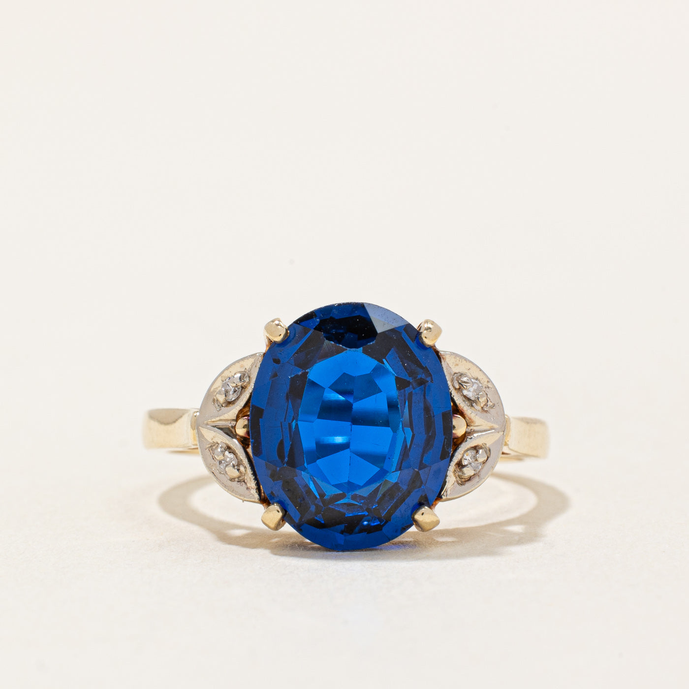Bague en spinelle bleue synthétique et diamant naturel | 3,40 ct, 0,02 ct au total | Taille 6,25 |