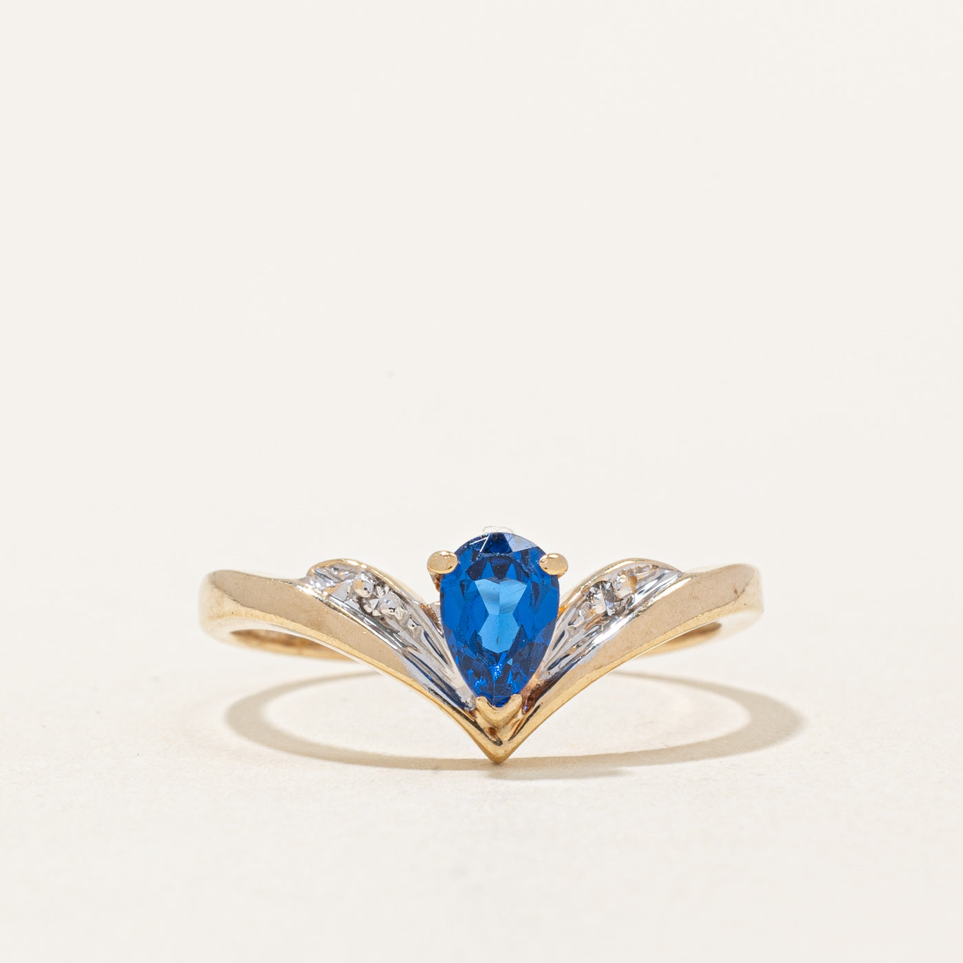 Bague chevron en spinelle synthétique et diamants naturels | 0,50 ct, 0,01 ct au total | Taille 5,75 |