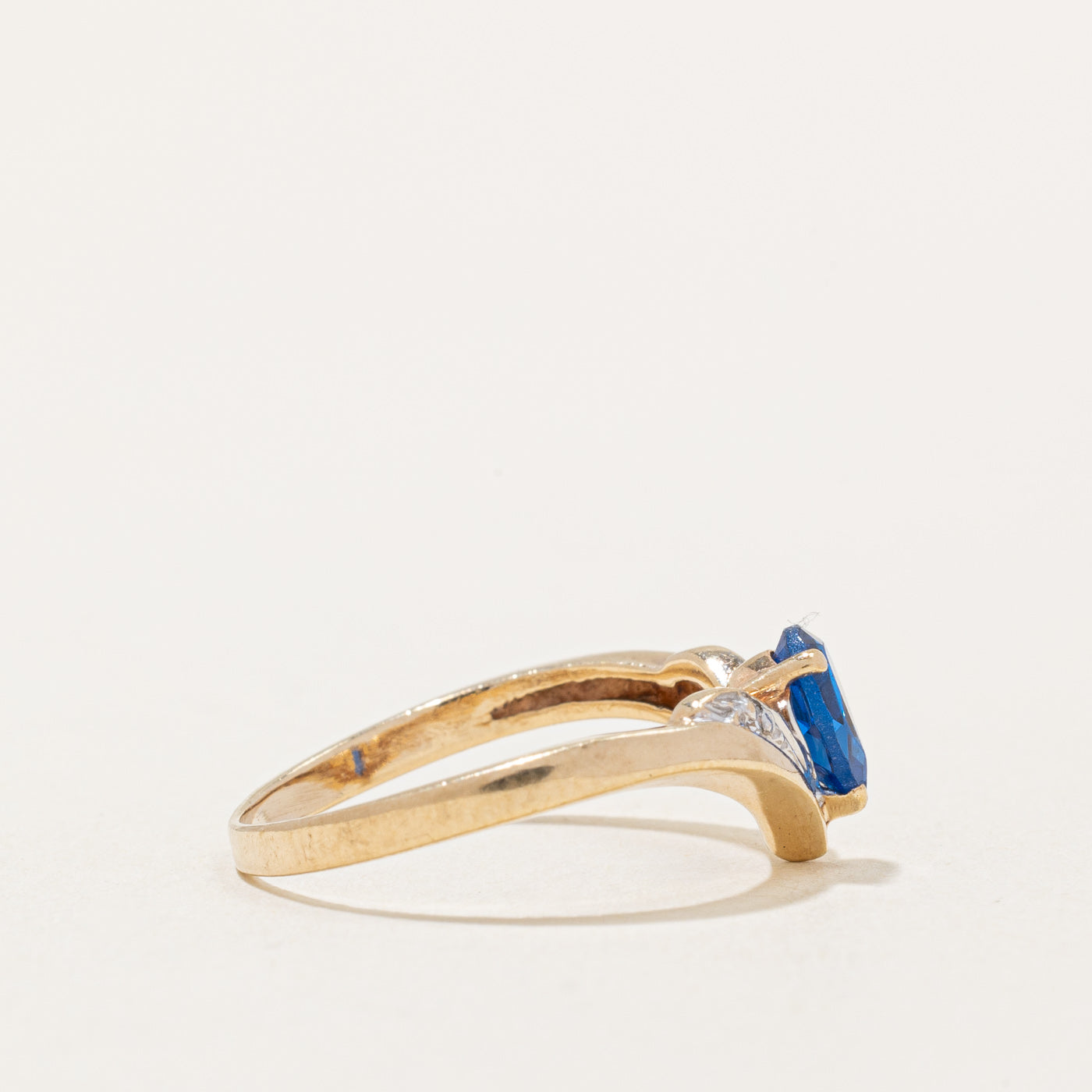 Bague chevron en spinelle synthétique et diamants naturels | 0,50 ct, 0,01 ct au total | Taille 5,75 |