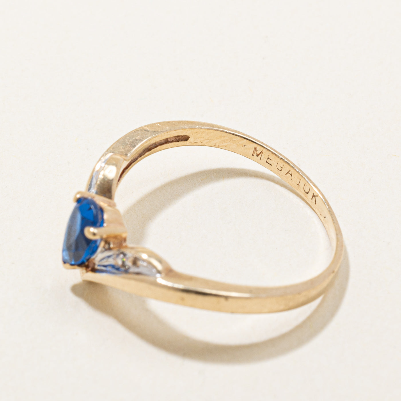 Bague chevron en spinelle synthétique et diamants naturels | 0,50 ct, 0,01 ct au total | Taille 5,75 |