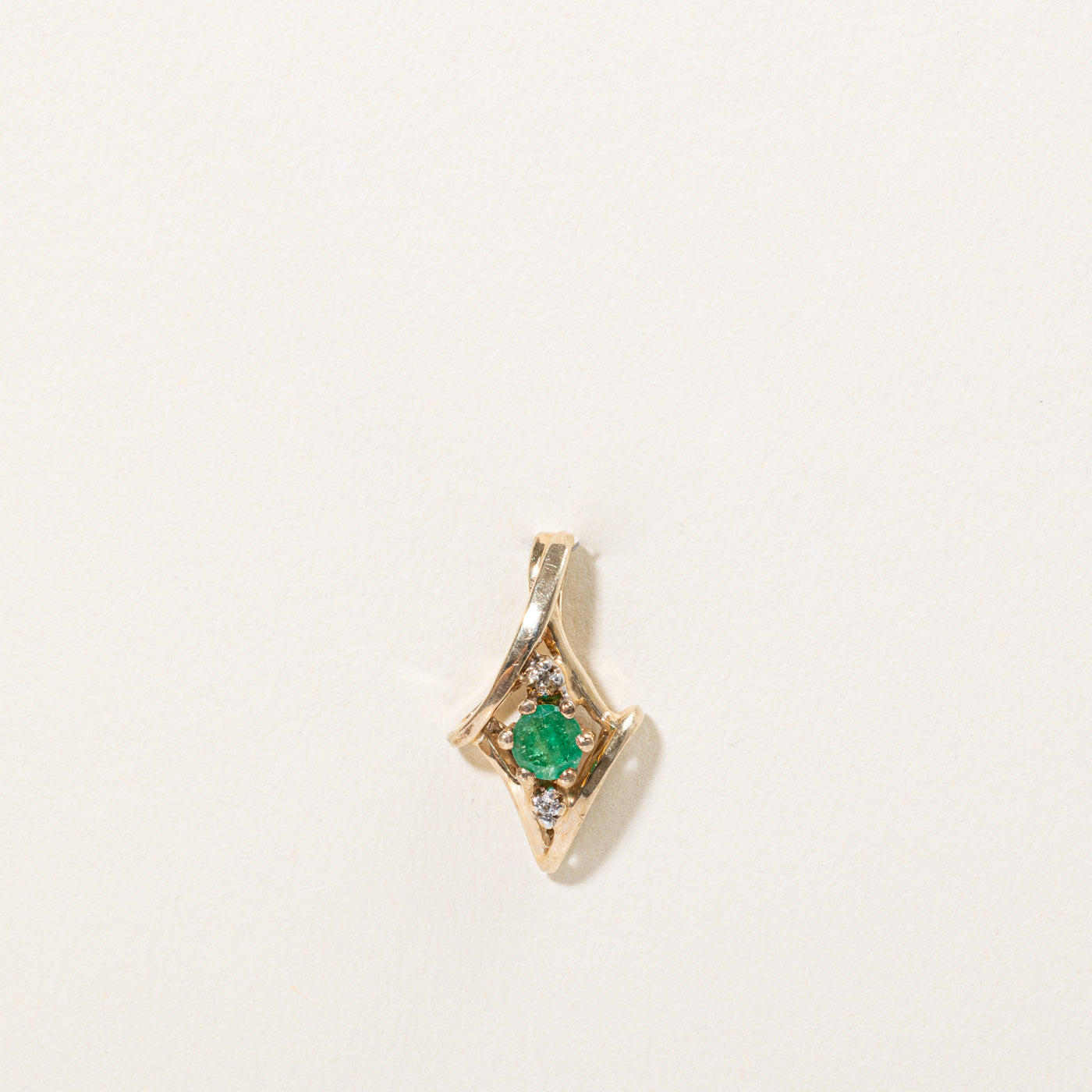 Emerald & Diamond Pendant | 0.14ct, 0.01ctw |