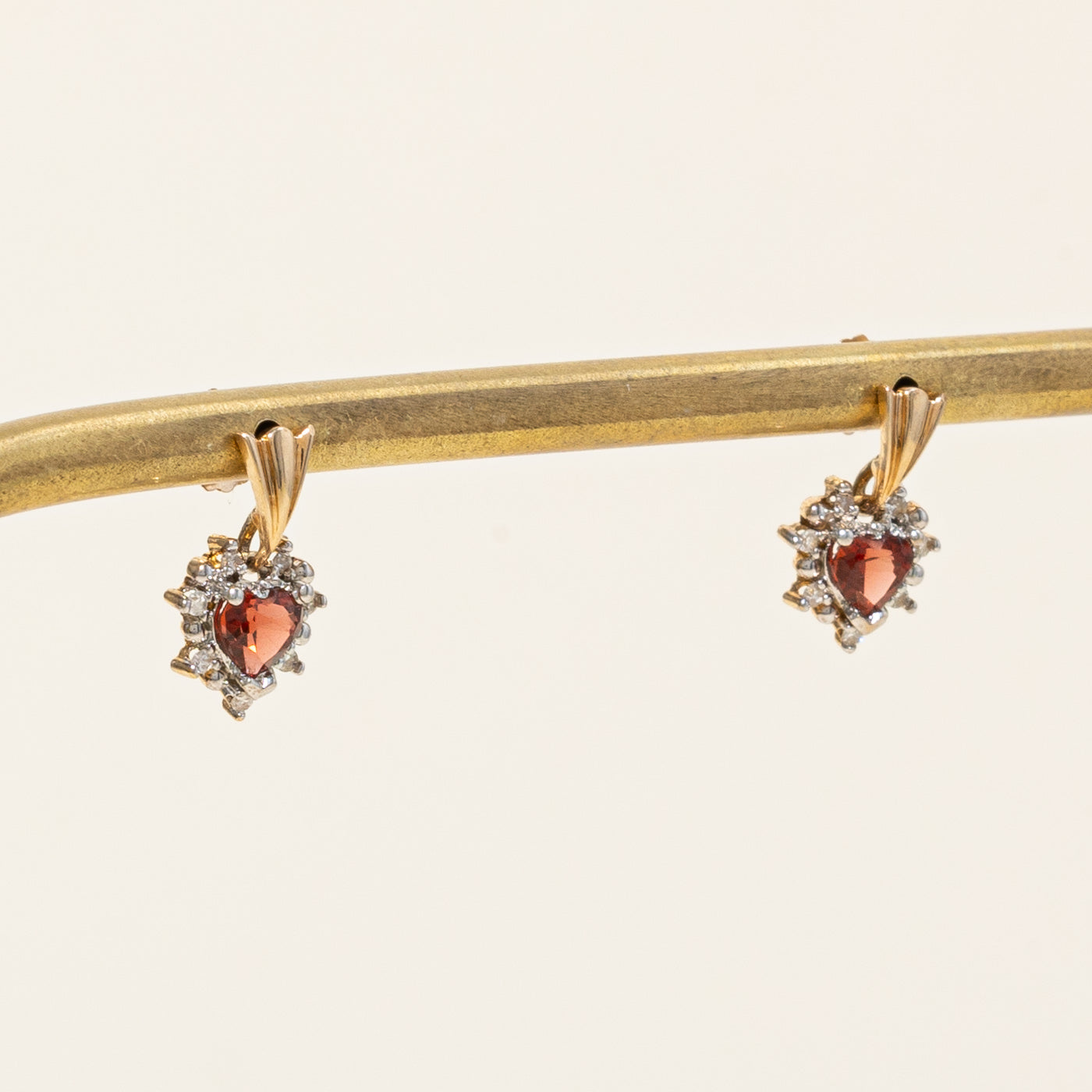 Boucles d'oreilles cœur en grenat et diamants | 0,60 ct, 0,07 ct |