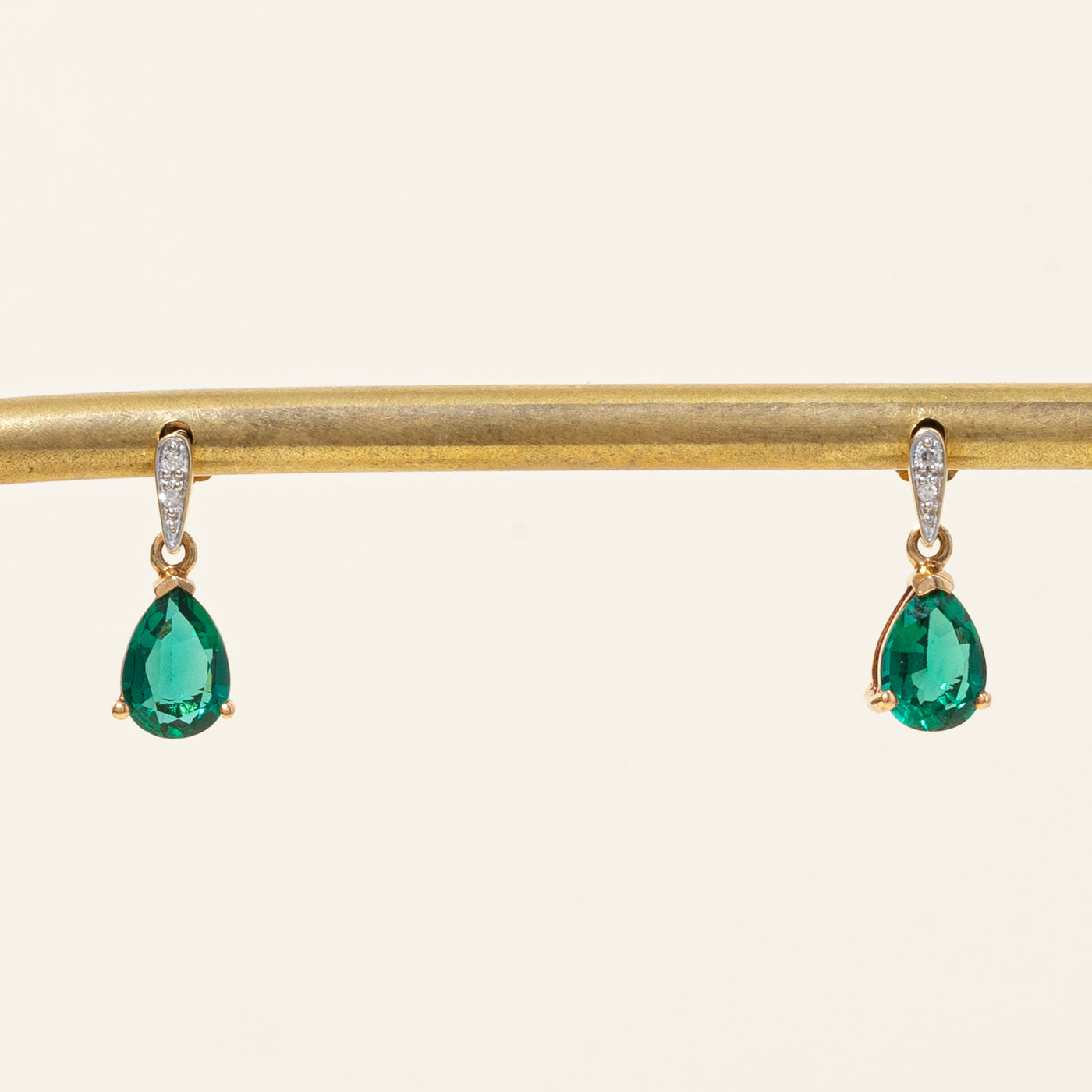 Boucles d'oreilles pendantes en émeraudes synthétiques et diamants | 1,00 ct, 0,02 ct |