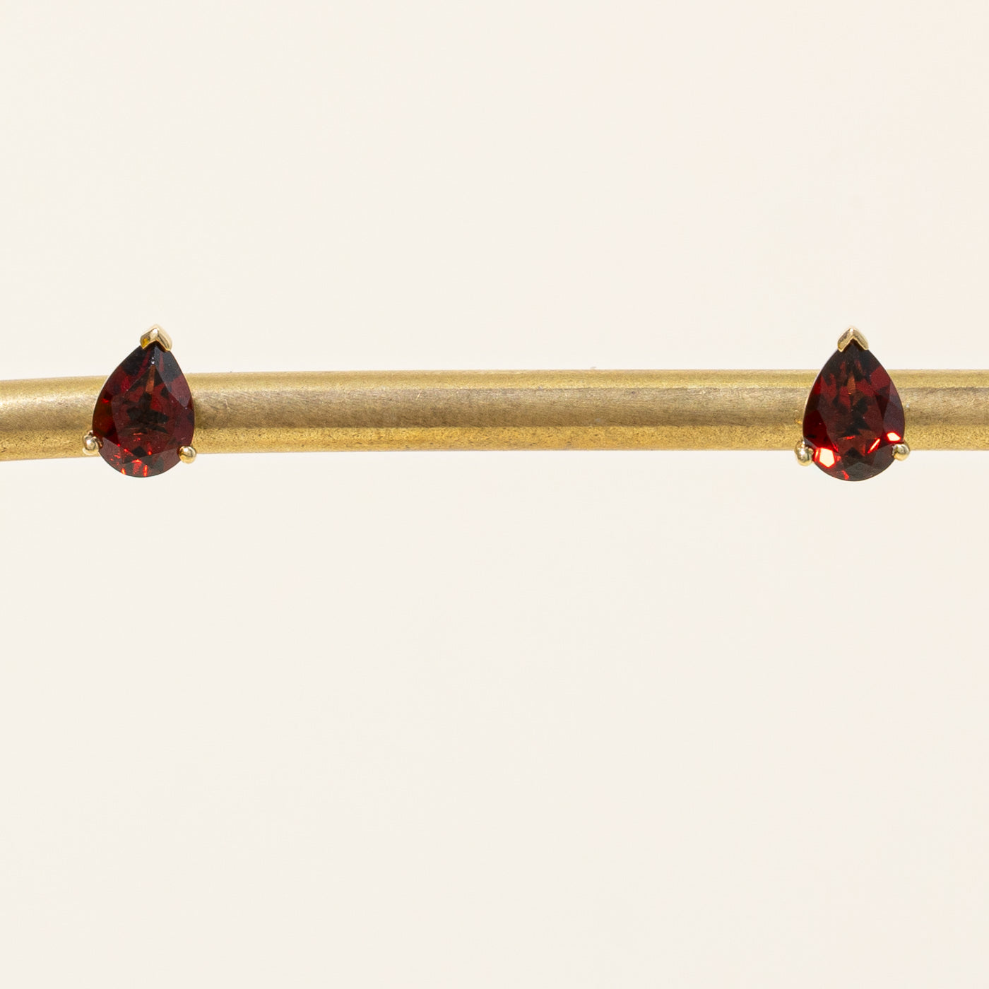 Boucles d'oreilles en grenat en forme de poire | 1,80 ct |
