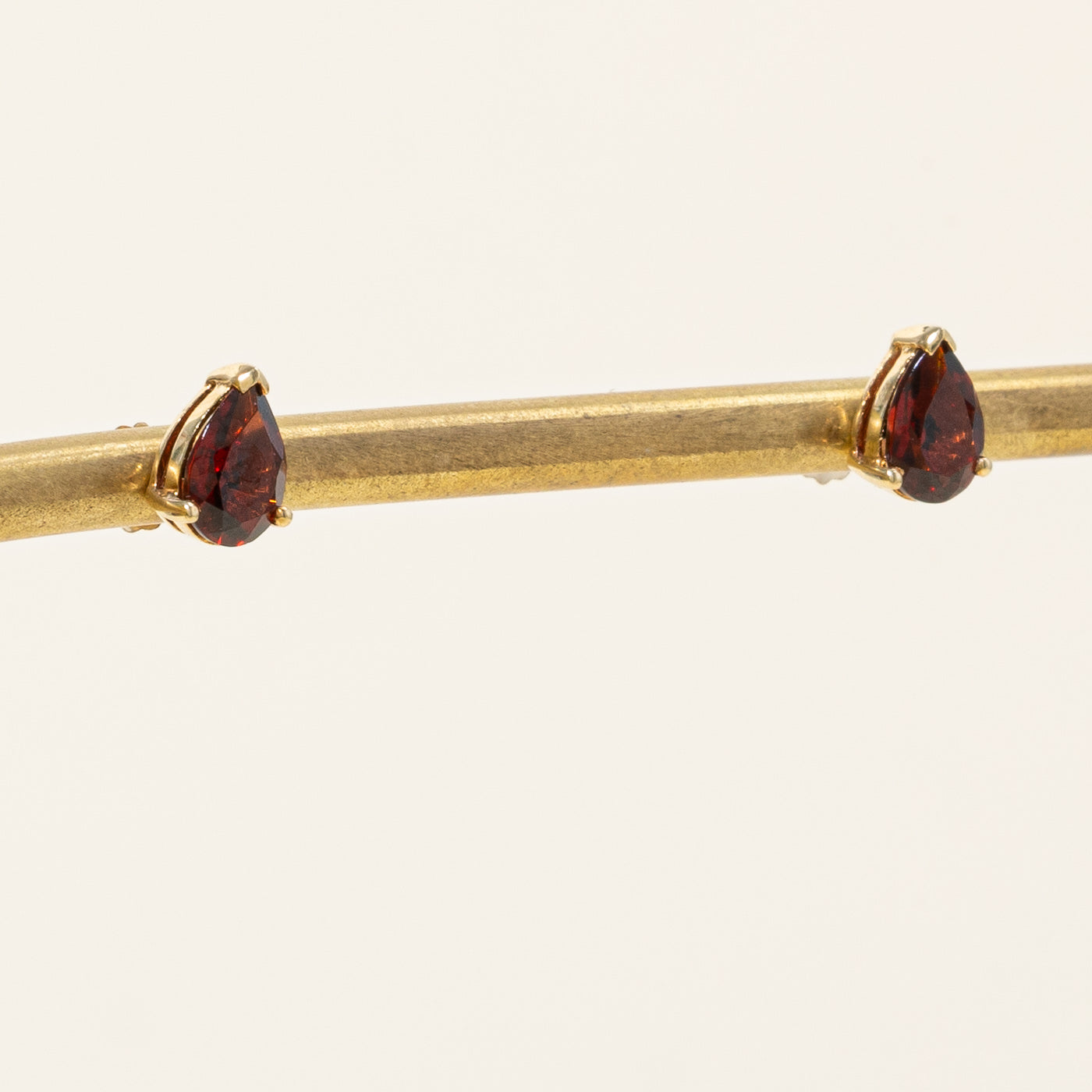 Boucles d'oreilles en grenat en forme de poire | 1,80 ct |