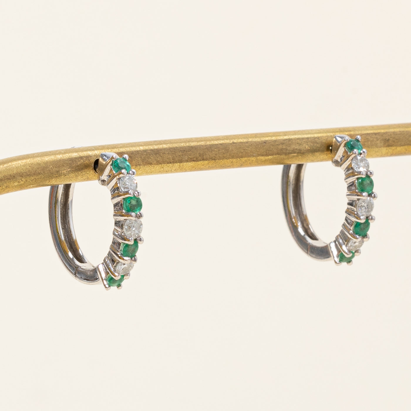 Boucles d'oreilles créoles en émeraude et diamants | 0,28 ct, 0,24 ct |