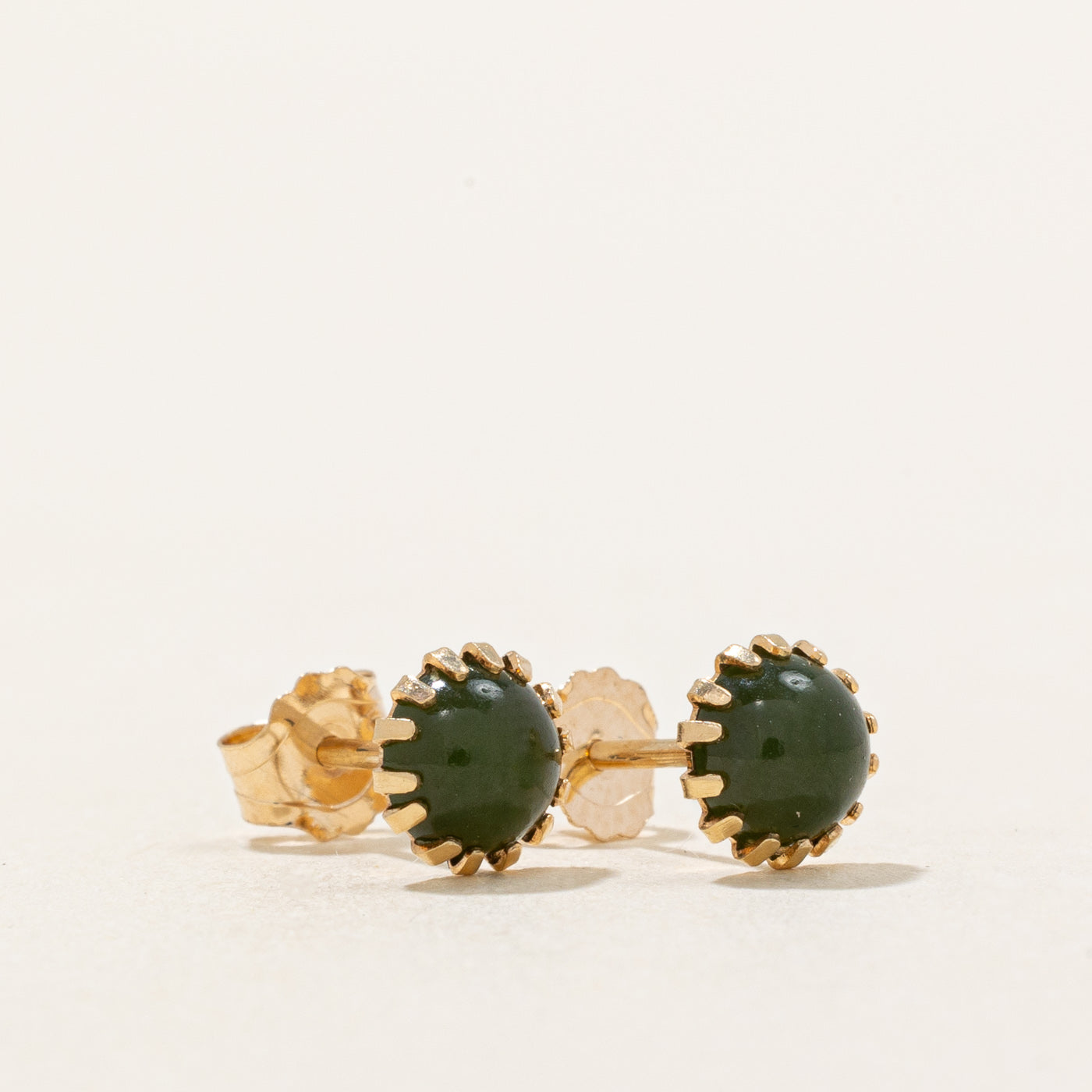 Boucles d'oreilles puces en néphrite | 0,80 ct |