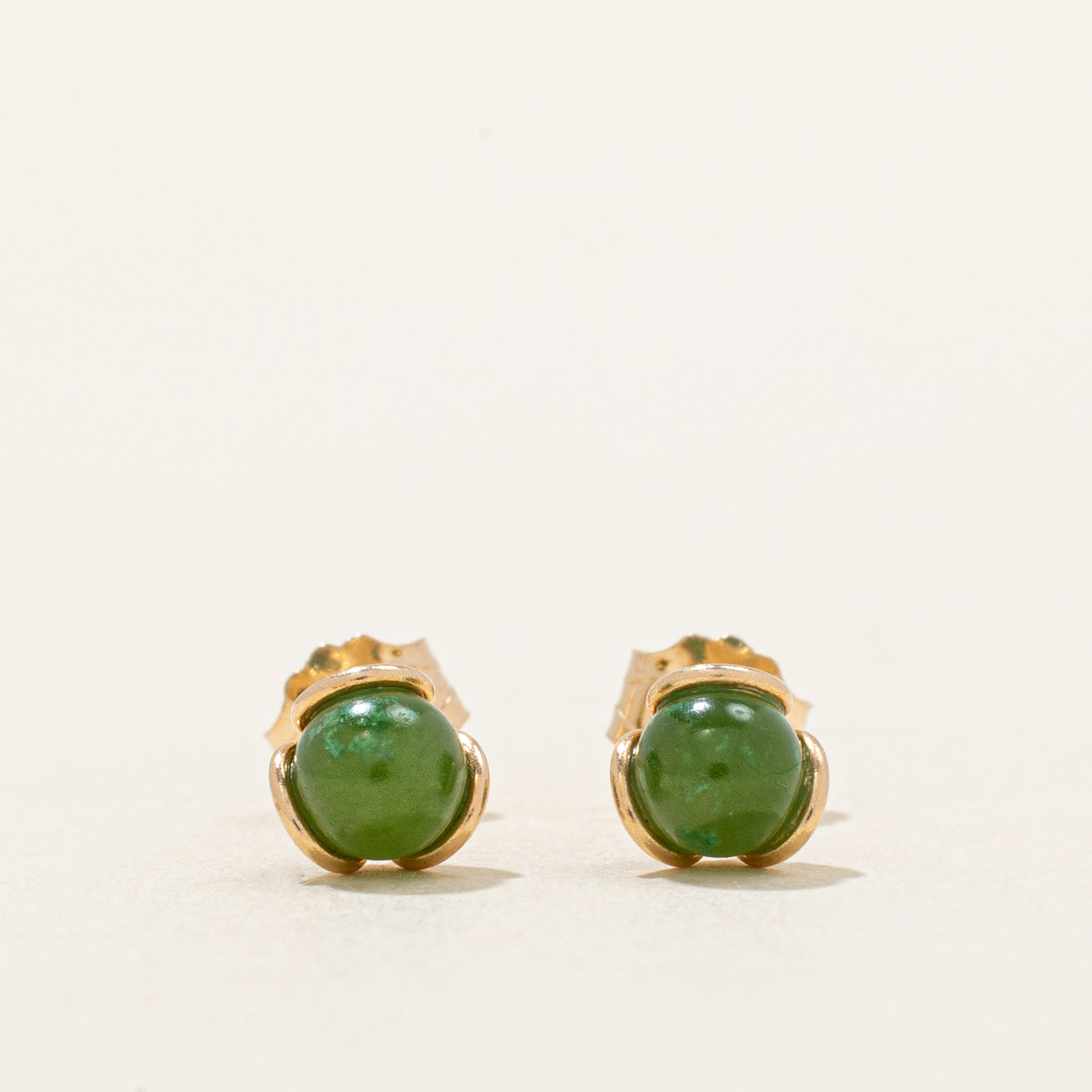Boucles d'oreilles puces en néphrite | 0,80 ct |