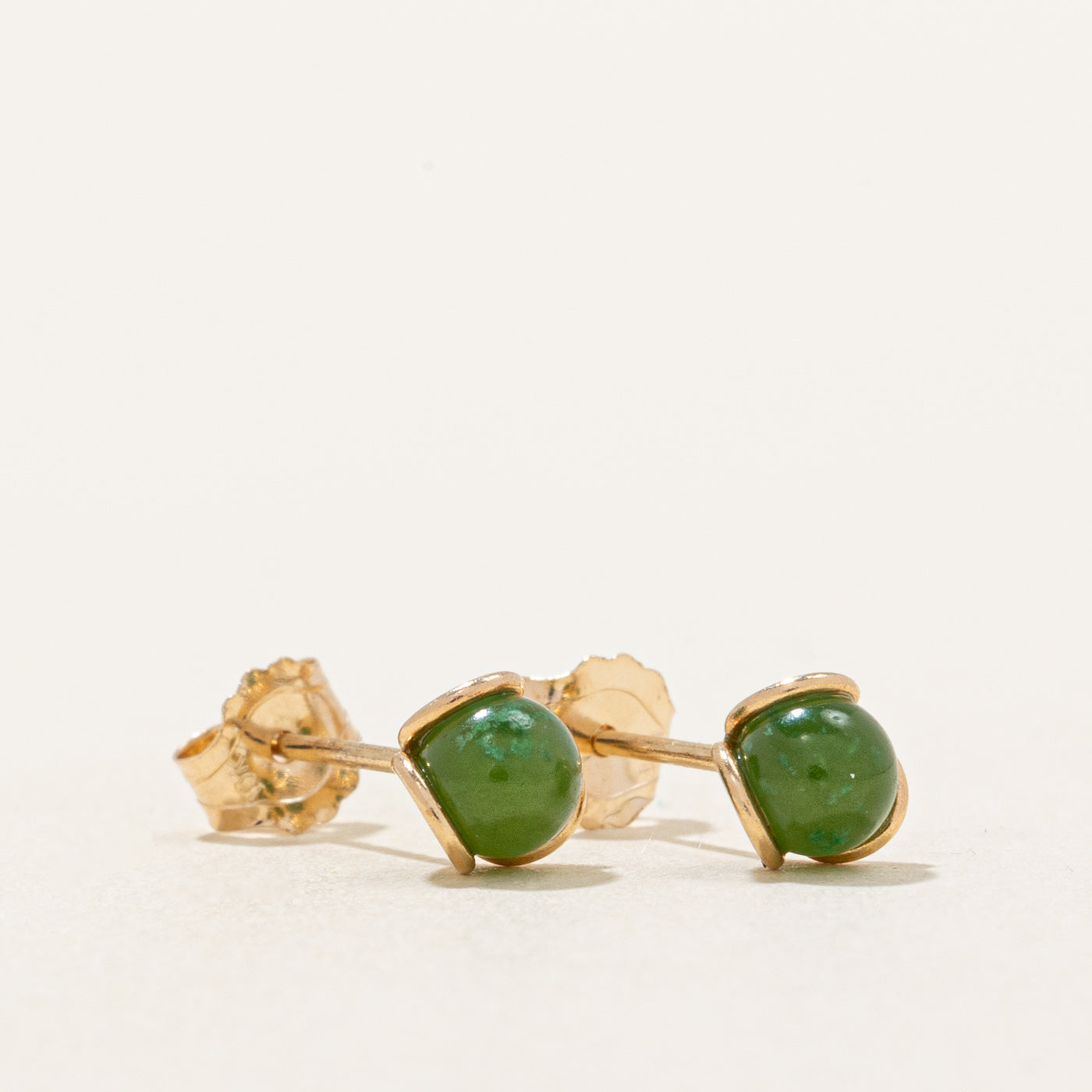 Boucles d'oreilles puces en néphrite | 0,80 ct |