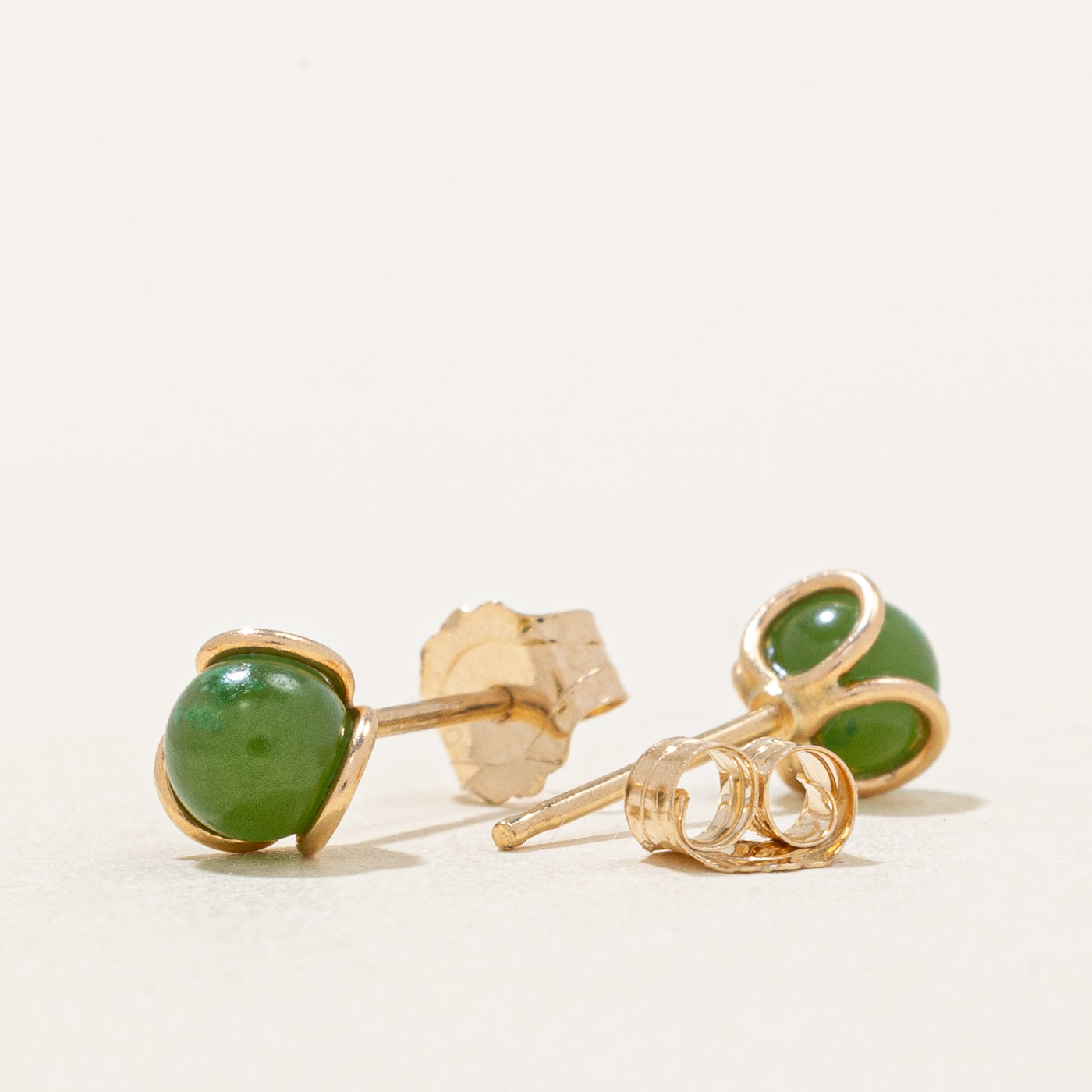 Boucles d'oreilles puces en néphrite | 0,80 ct |
