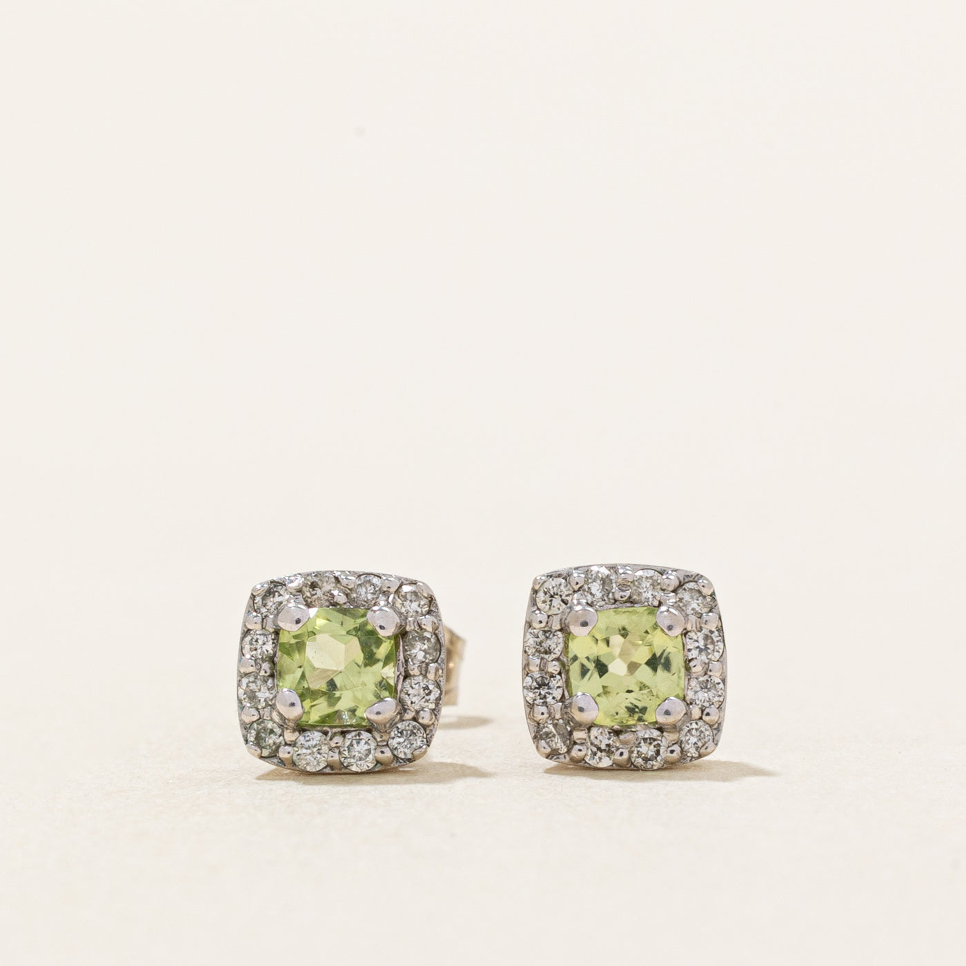 Boucles d'oreilles puces en péridot et diamants | 0,30 ct, 0,12 ct |