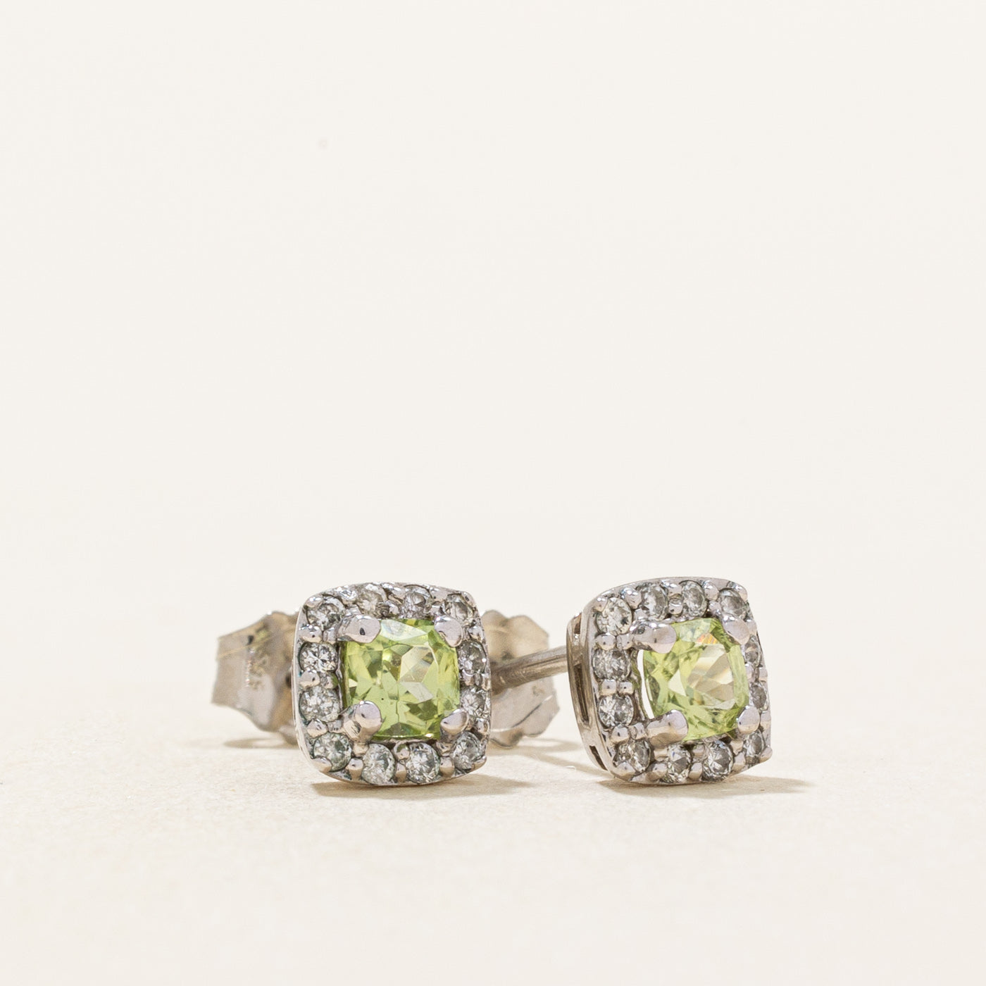Boucles d'oreilles puces en péridot et diamants | 0,30 ct, 0,12 ct |