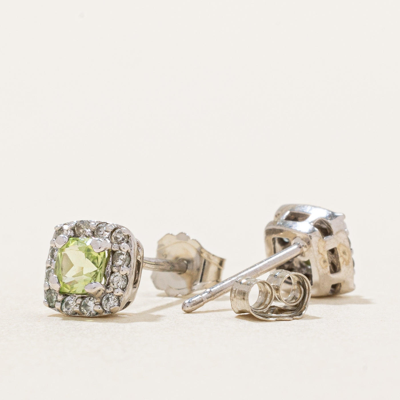 Boucles d'oreilles puces en péridot et diamants | 0,30 ct, 0,12 ct |