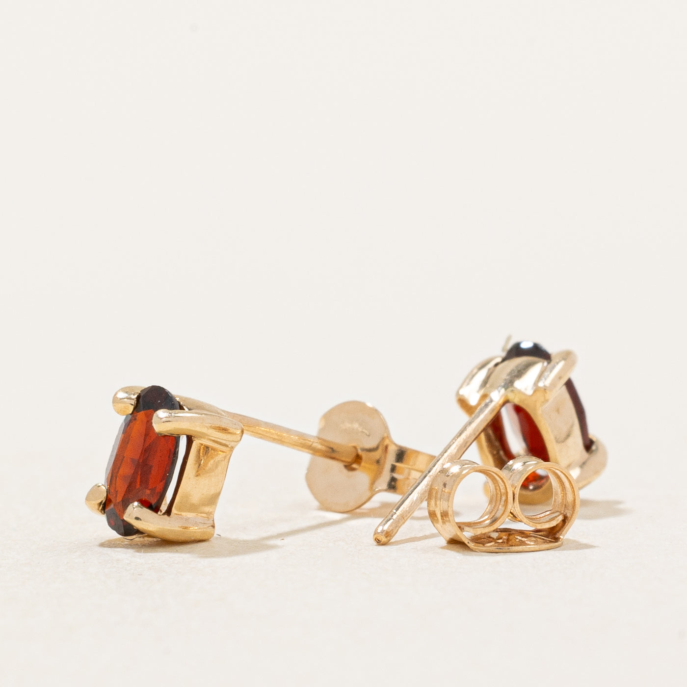Boucles d'oreilles puces en grenat | 0,50 ct |