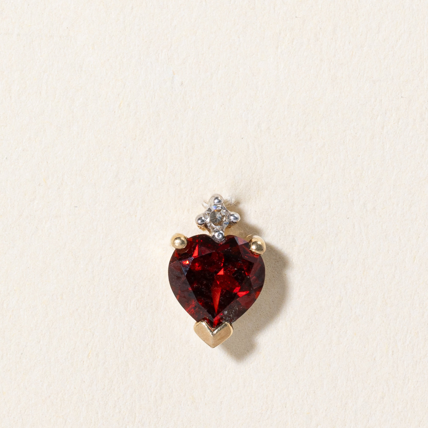 Pendentif cœur en grenat et diamants | 0,90 ct, 0,01 ct |