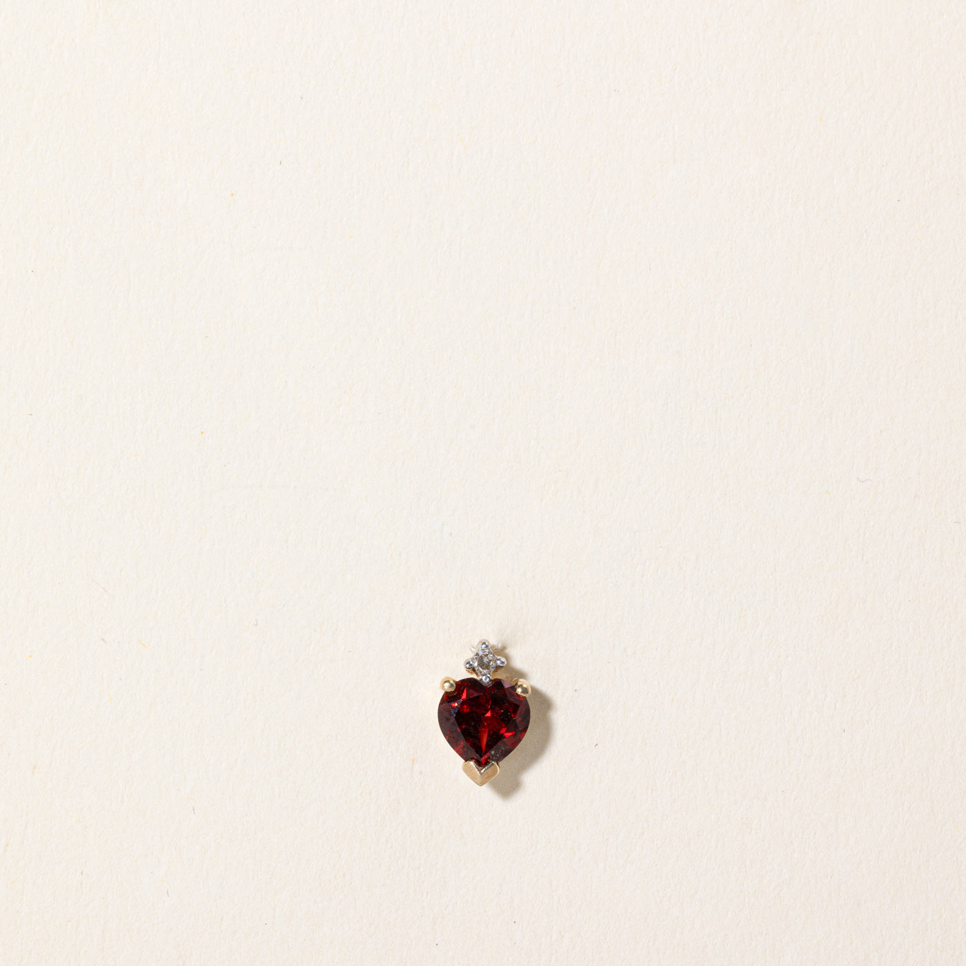 Pendentif cœur en grenat et diamants | 0,90 ct, 0,01 ct |