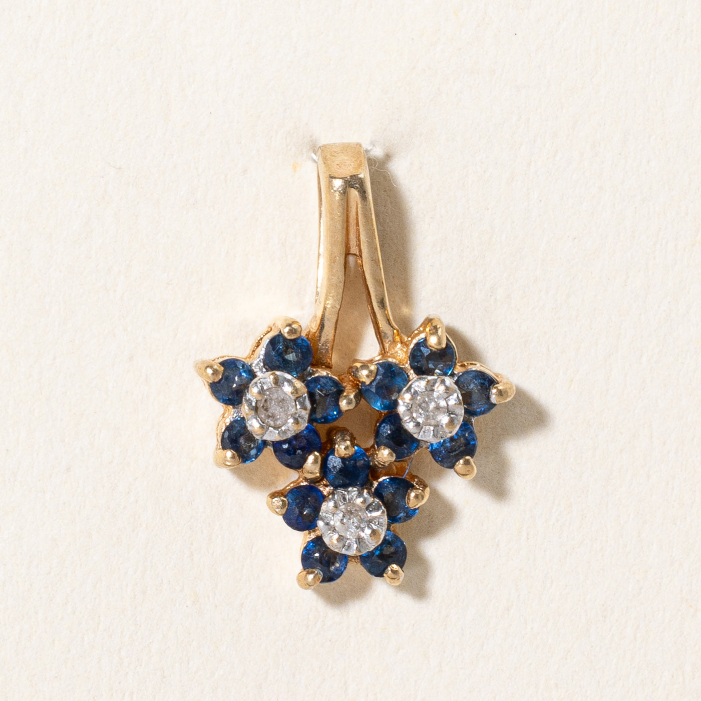 Pendentif fleur en saphir et diamants | 0,50 ct, 0,03 ct |