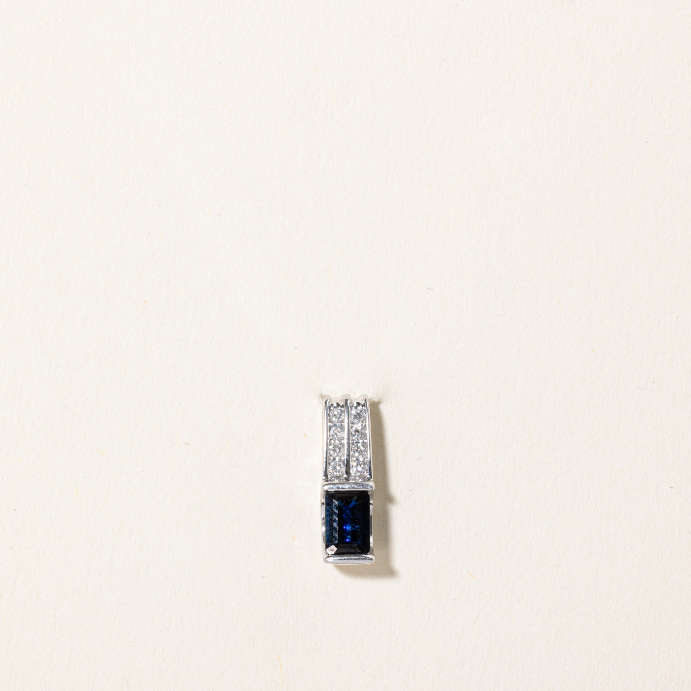 Pendentif saphir et diamants | 0,60 ct, 0,08 ct au total |