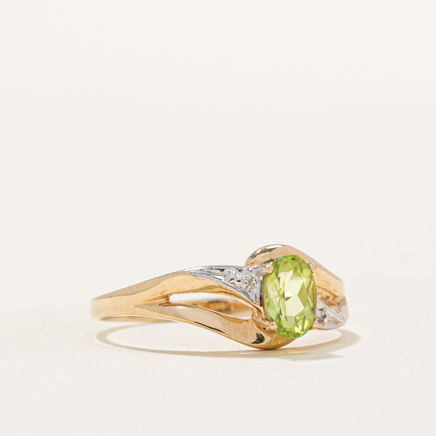 Bague contournée péridot et diamant | 0,50 ct, 0,01 ct au total | Taille 7 |
