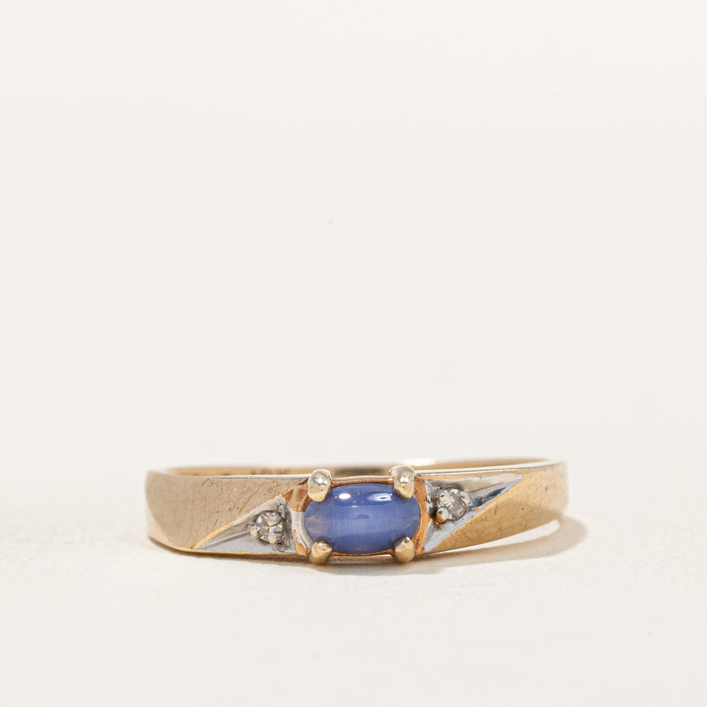 Bague en saphir étoilé synthétique et diamants | 0,30 ct, 0,01 ct au total | Taille 6,25 |